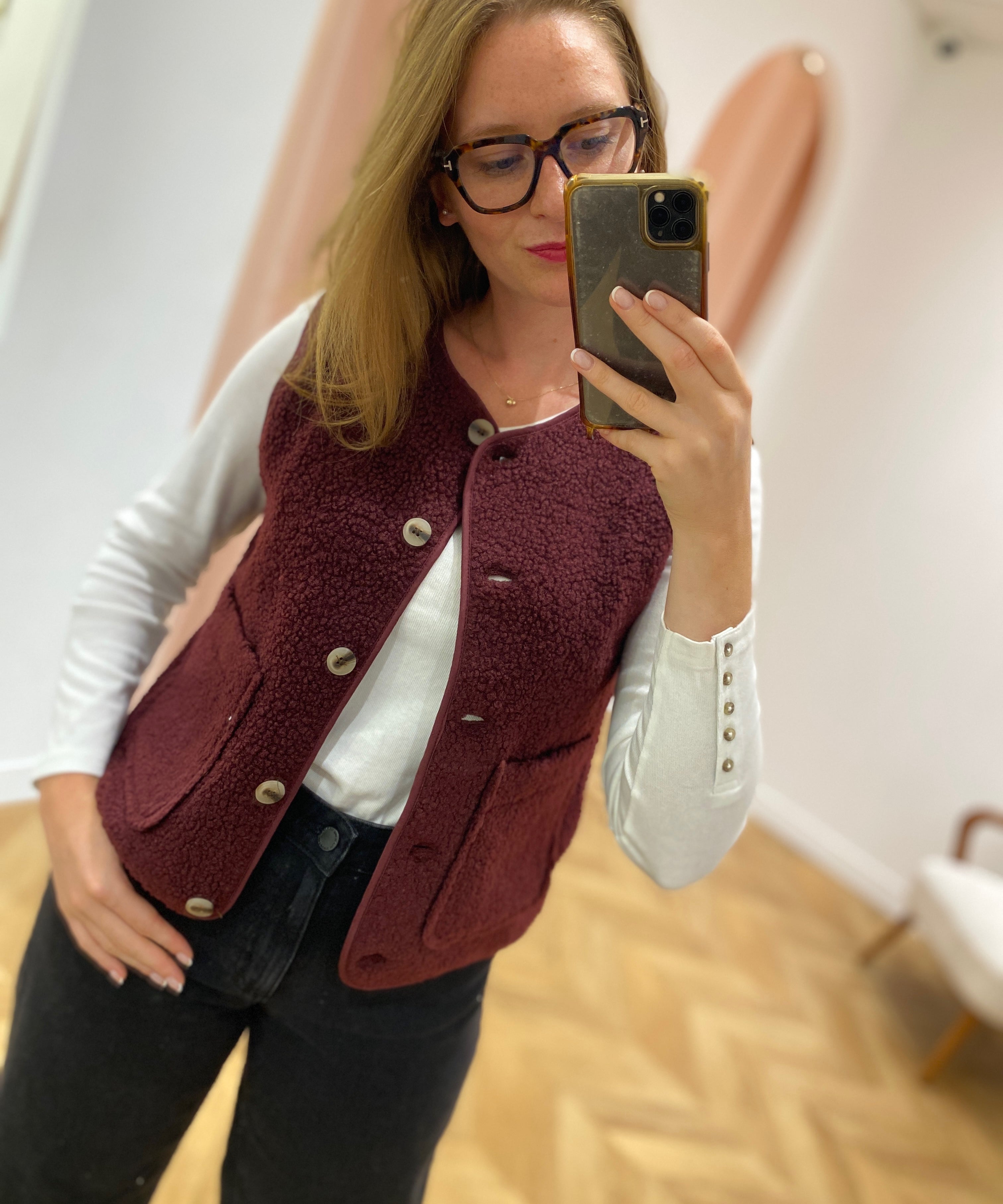 Gilet duveteux Viada VILA bordeaux – détail porté Lora