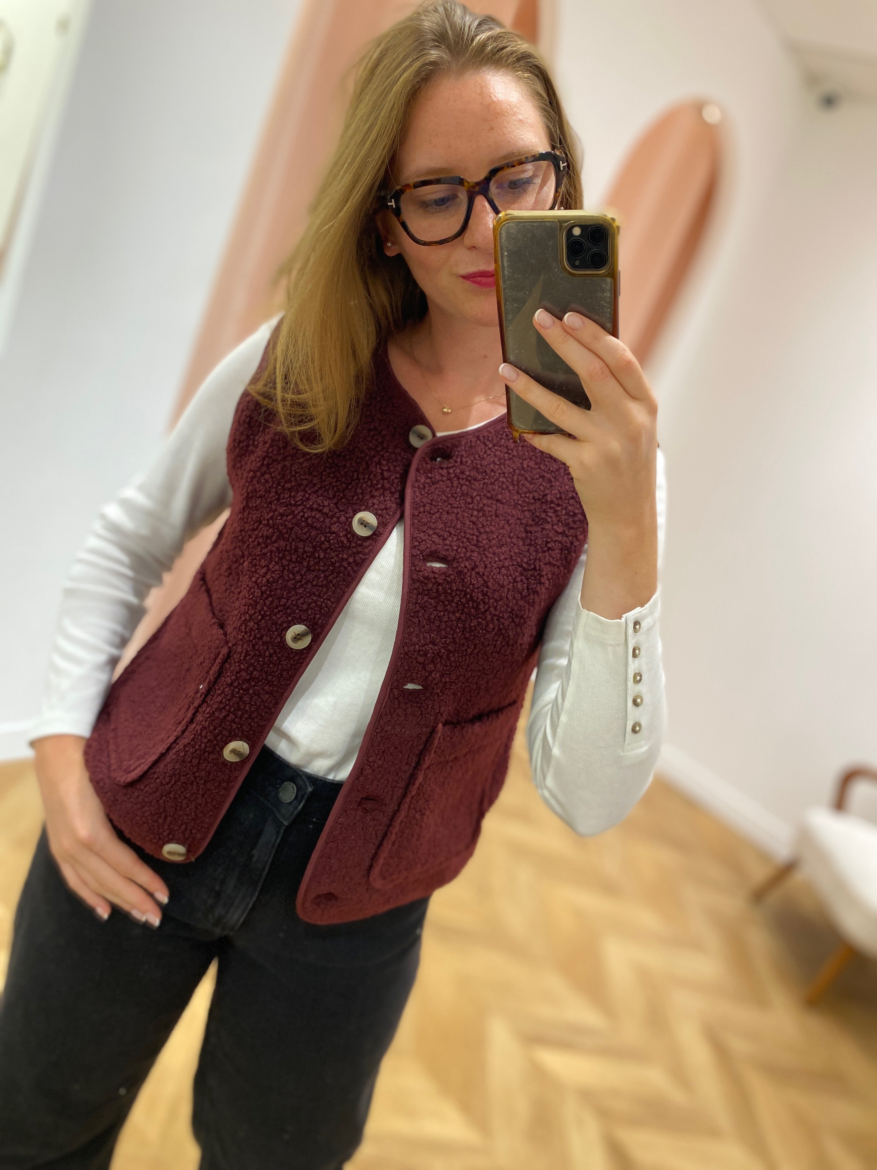 Gilet duveteux Viada VILA bordeaux – détail porté Lora