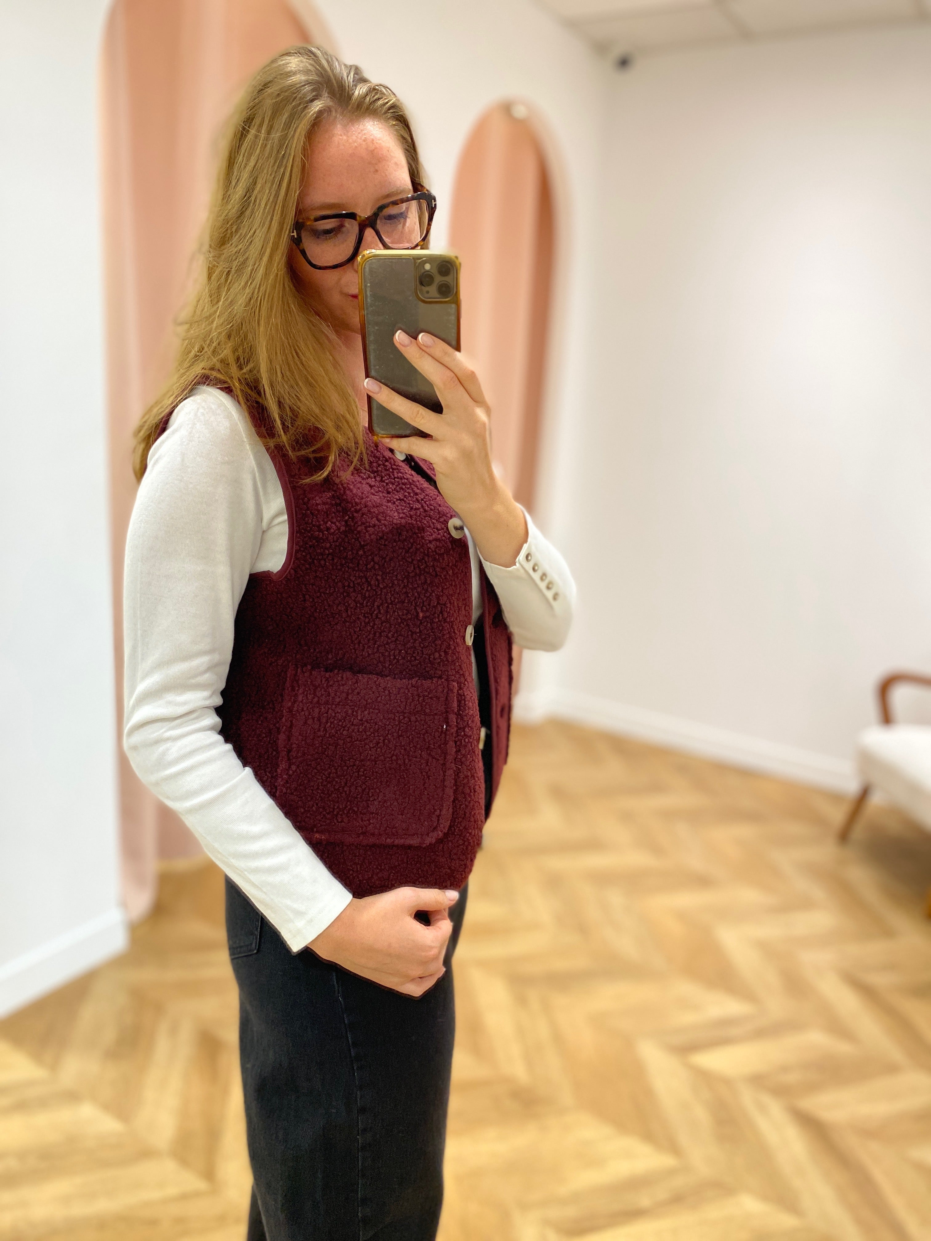 Gilet Viada VILA bordeaux avec poche plaquée – vue portée de côté