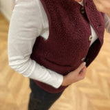 Gilet sans manches Viada VILA bordeaux – détail matière et emmanchure