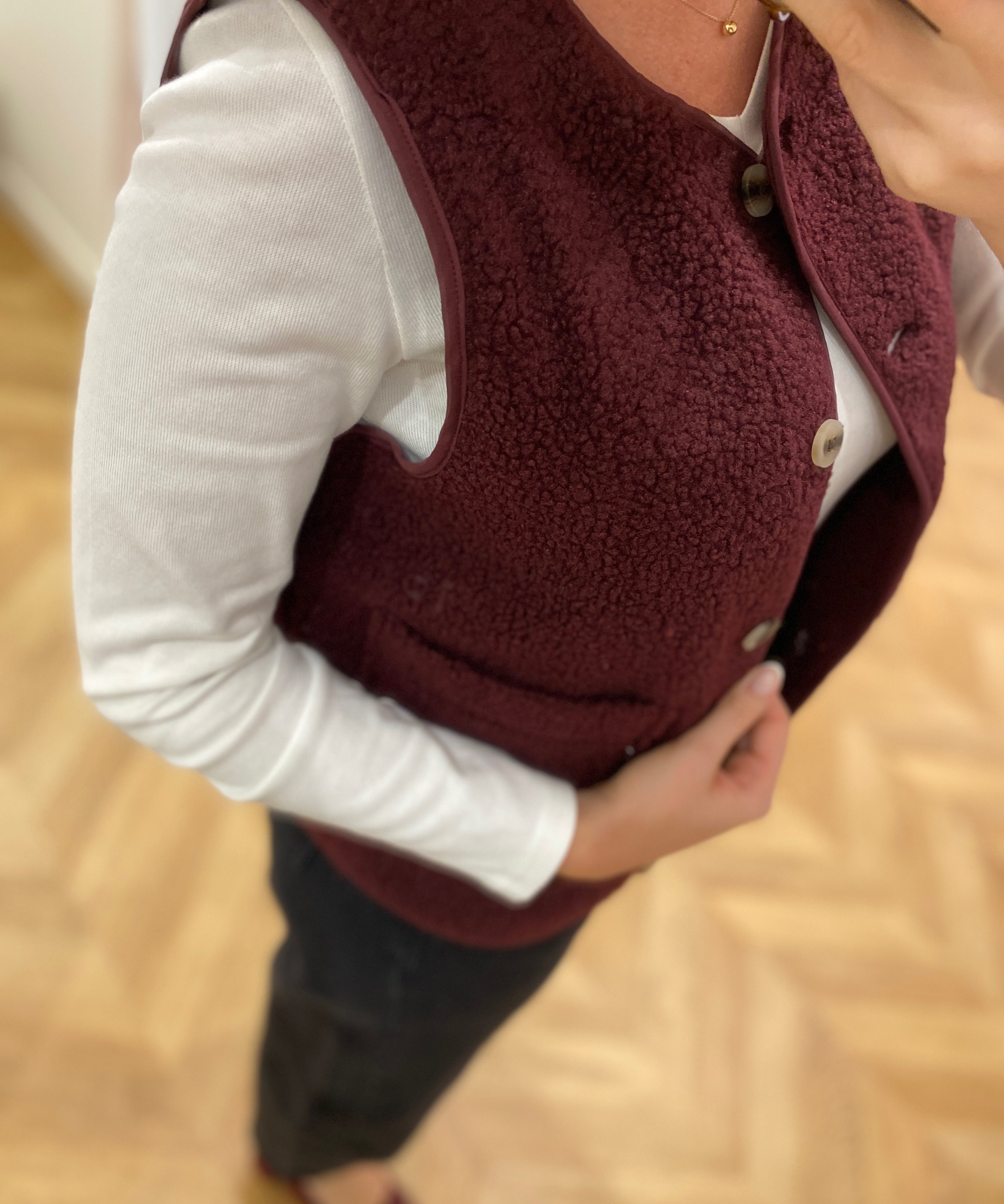 Gilet sans manches Viada VILA bordeaux – détail matière et emmanchure