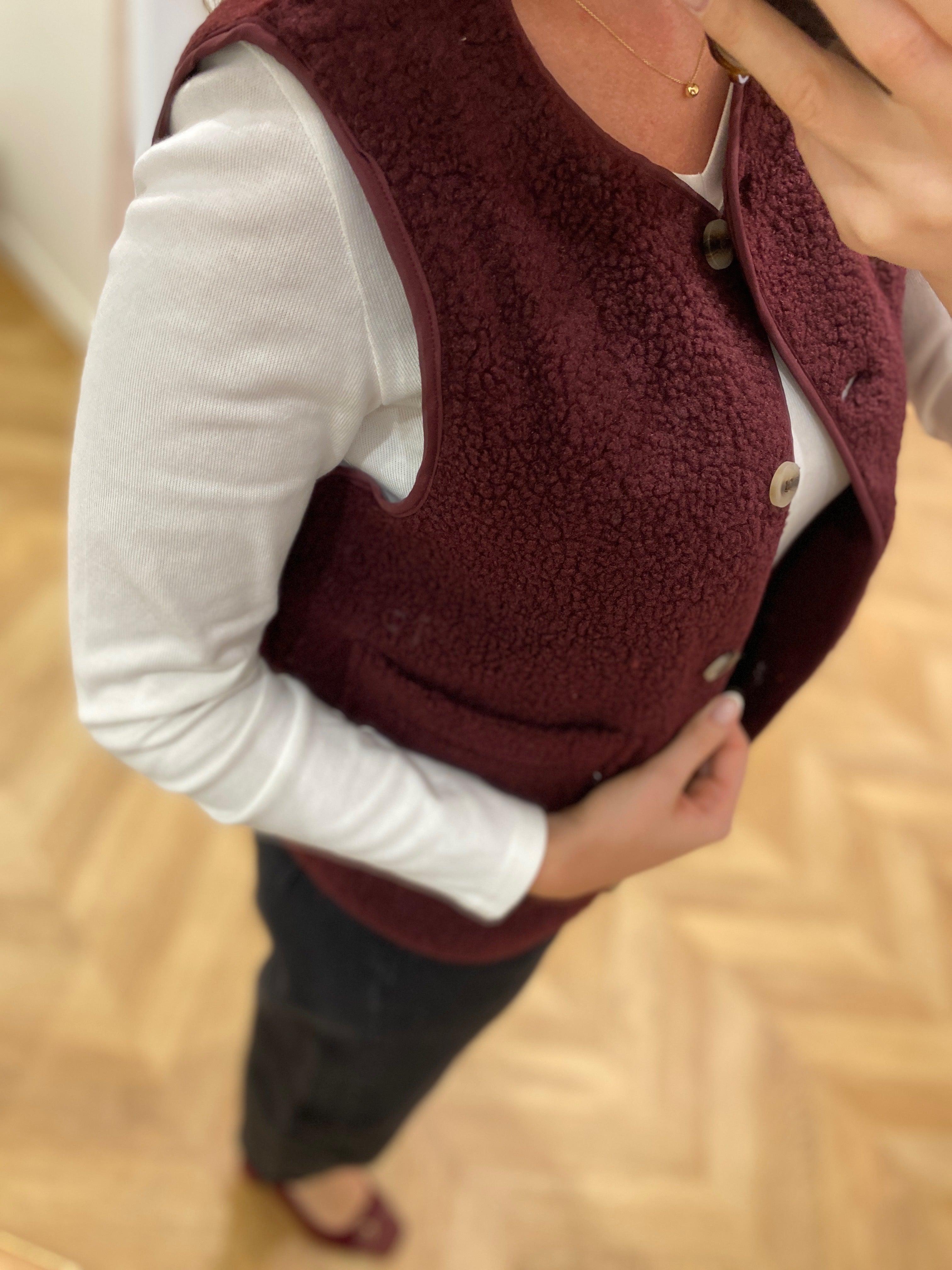 Gilet sans manches Viada VILA bordeaux – détail matière et emmanchure