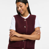 Gilet sans manches Viada VILA bordeaux porté avec tee-shirt blanc – détail