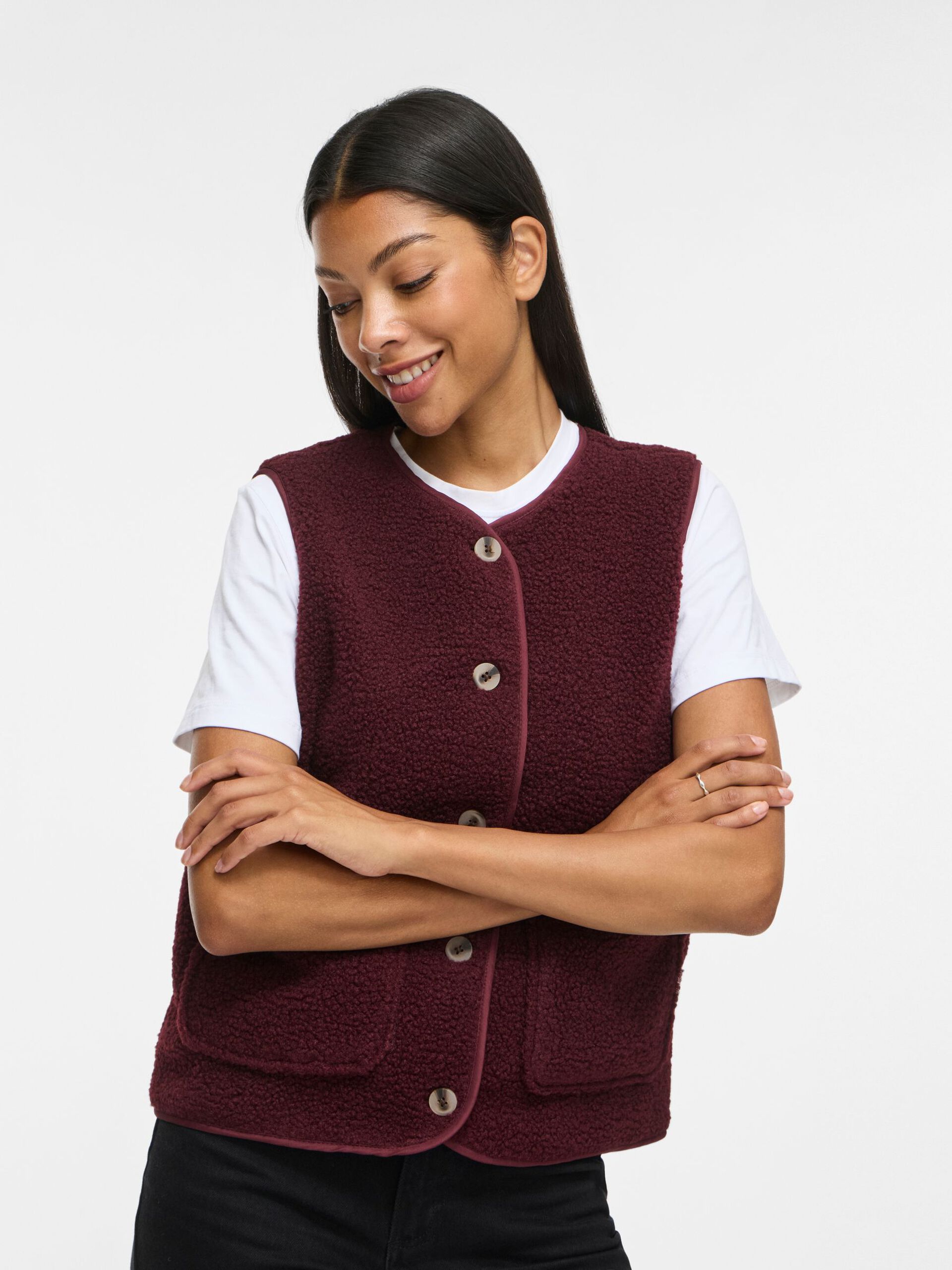Gilet sans manches Viada VILA bordeaux porté avec tee-shirt blanc – détail
