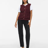 Gilet Viada VILA bordeaux porté avec pantalon noir – silhouette de face