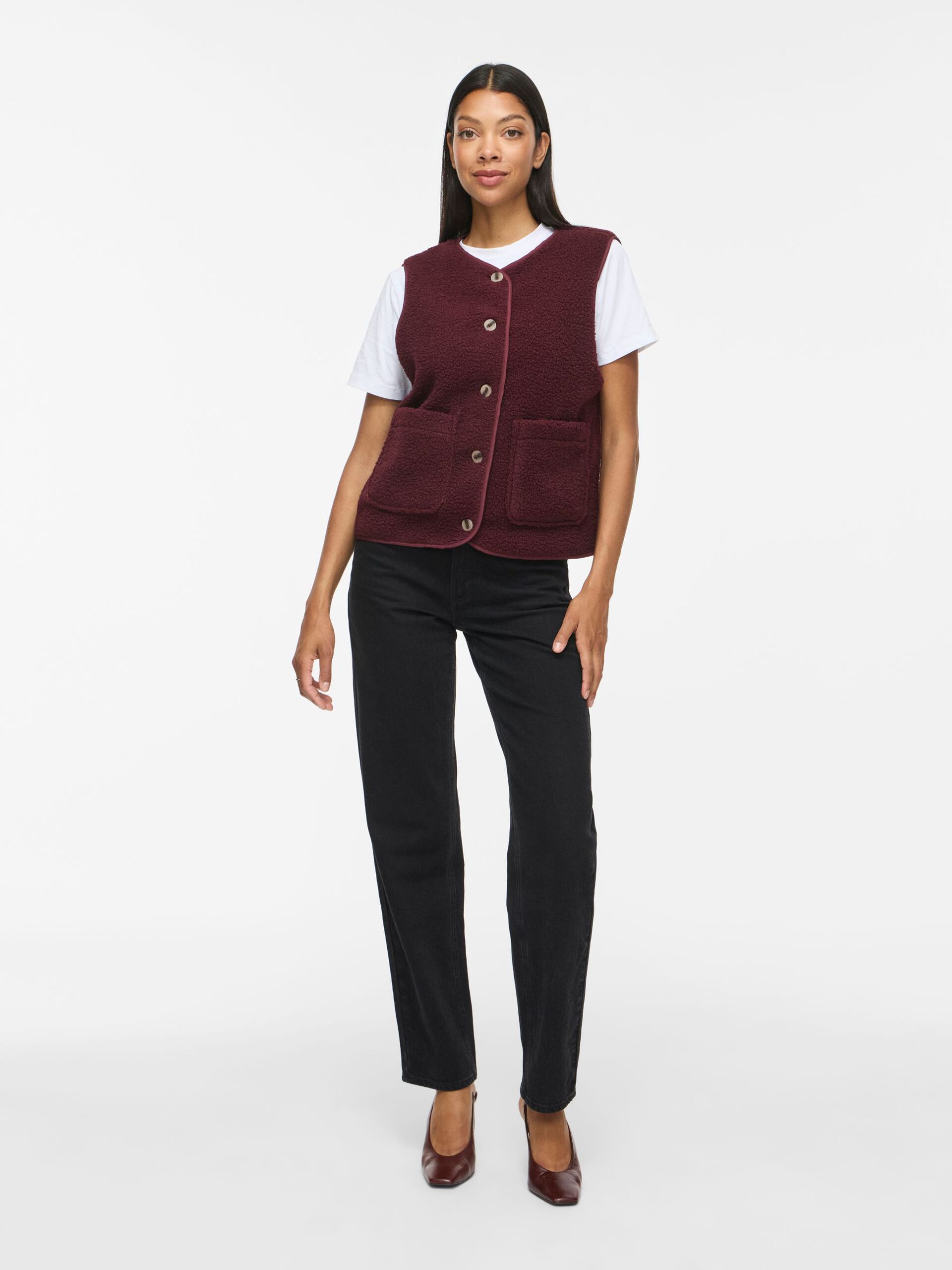 Gilet Viada VILA bordeaux porté avec pantalon noir – silhouette de face