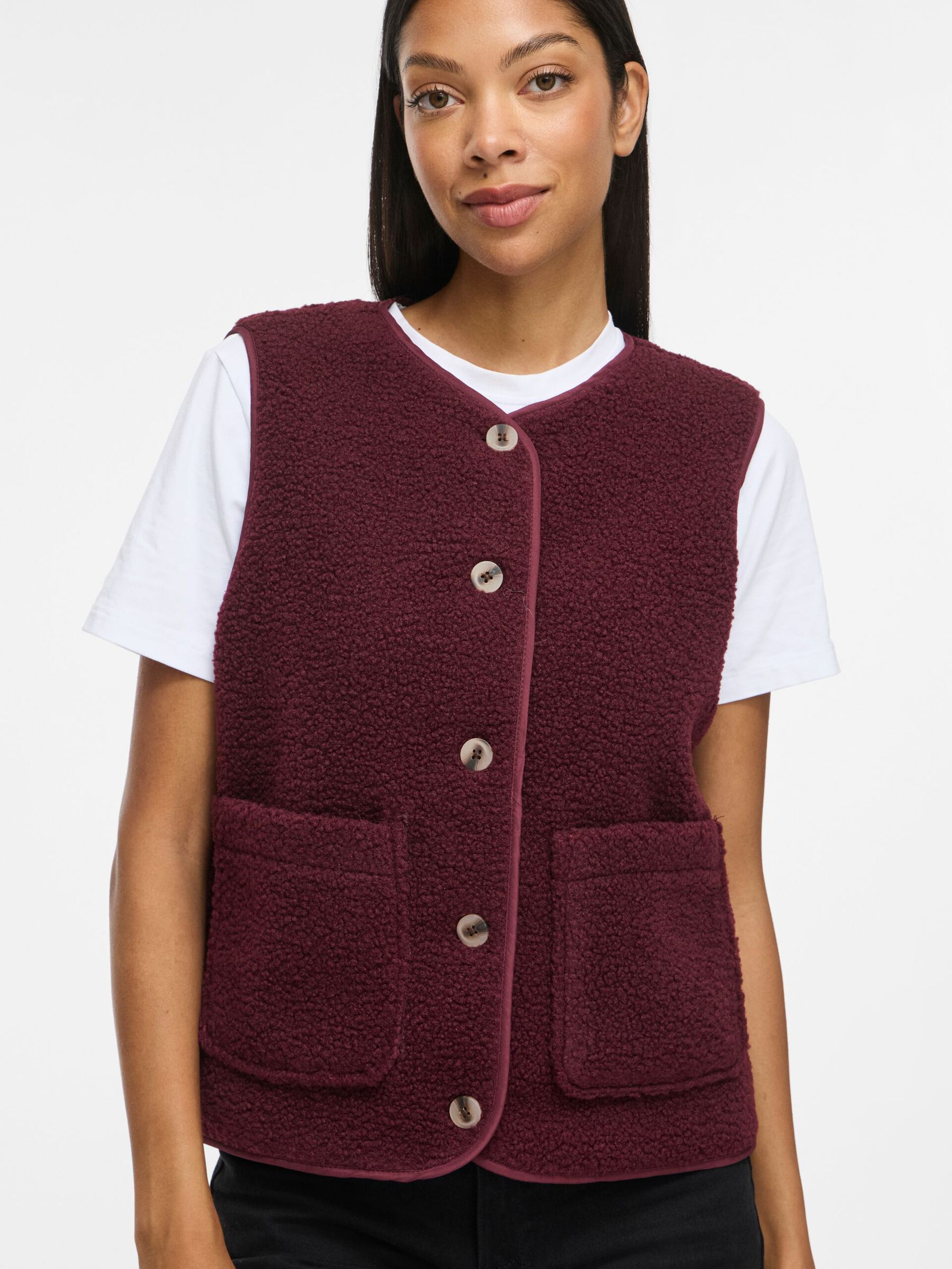 Gilet duveteux Viada VILA bordeaux – détail boutons et poches