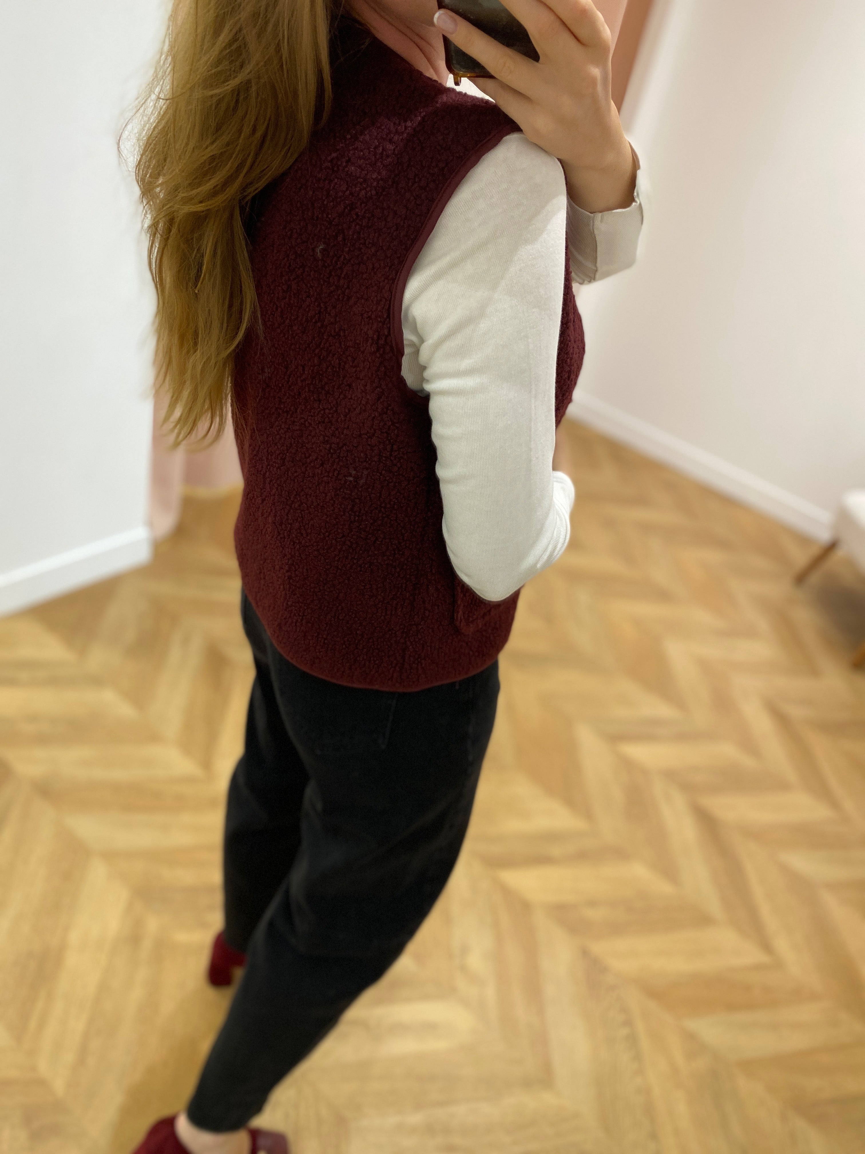 Gilet Viada VILA bordeaux porté sur top blanc – vue de profil Lora
