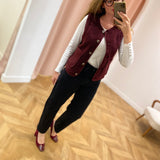 Gilet sans manches Viada VILA bordeaux – look Lora de face