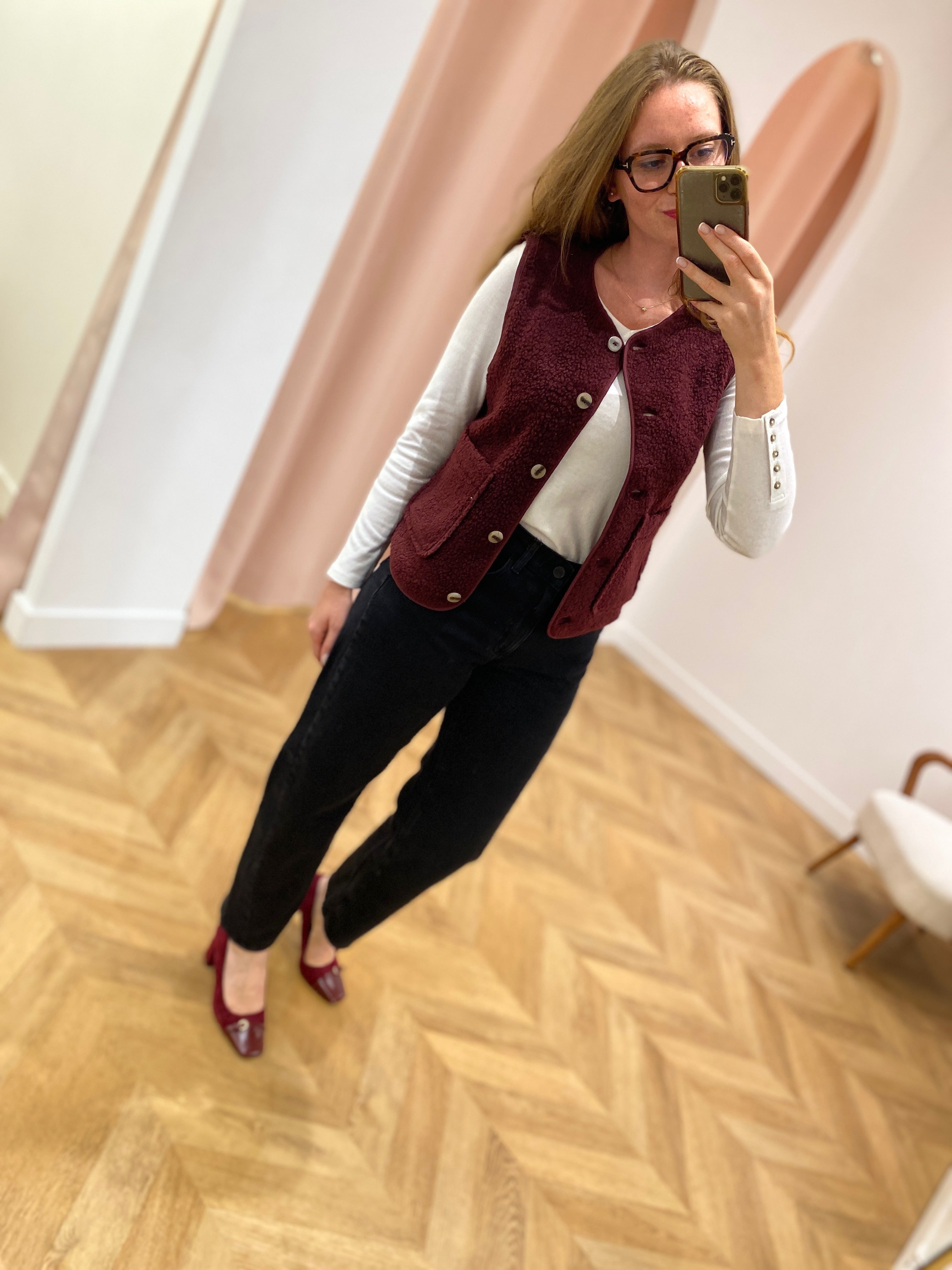 Gilet sans manches Viada VILA bordeaux – look Lora de face