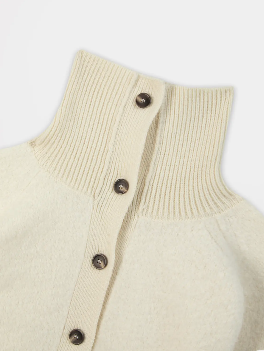 Gilet femme Maeligil TBS Arctique détail du col montant côtelé et des boutons