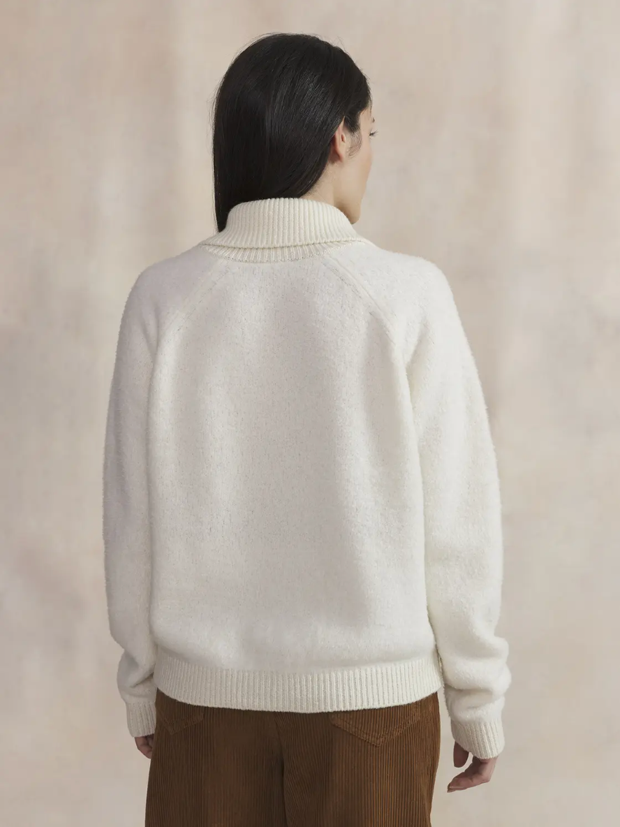Gilet Maeligil TBS coloris Arctique porté de dos avec finitions côtelées