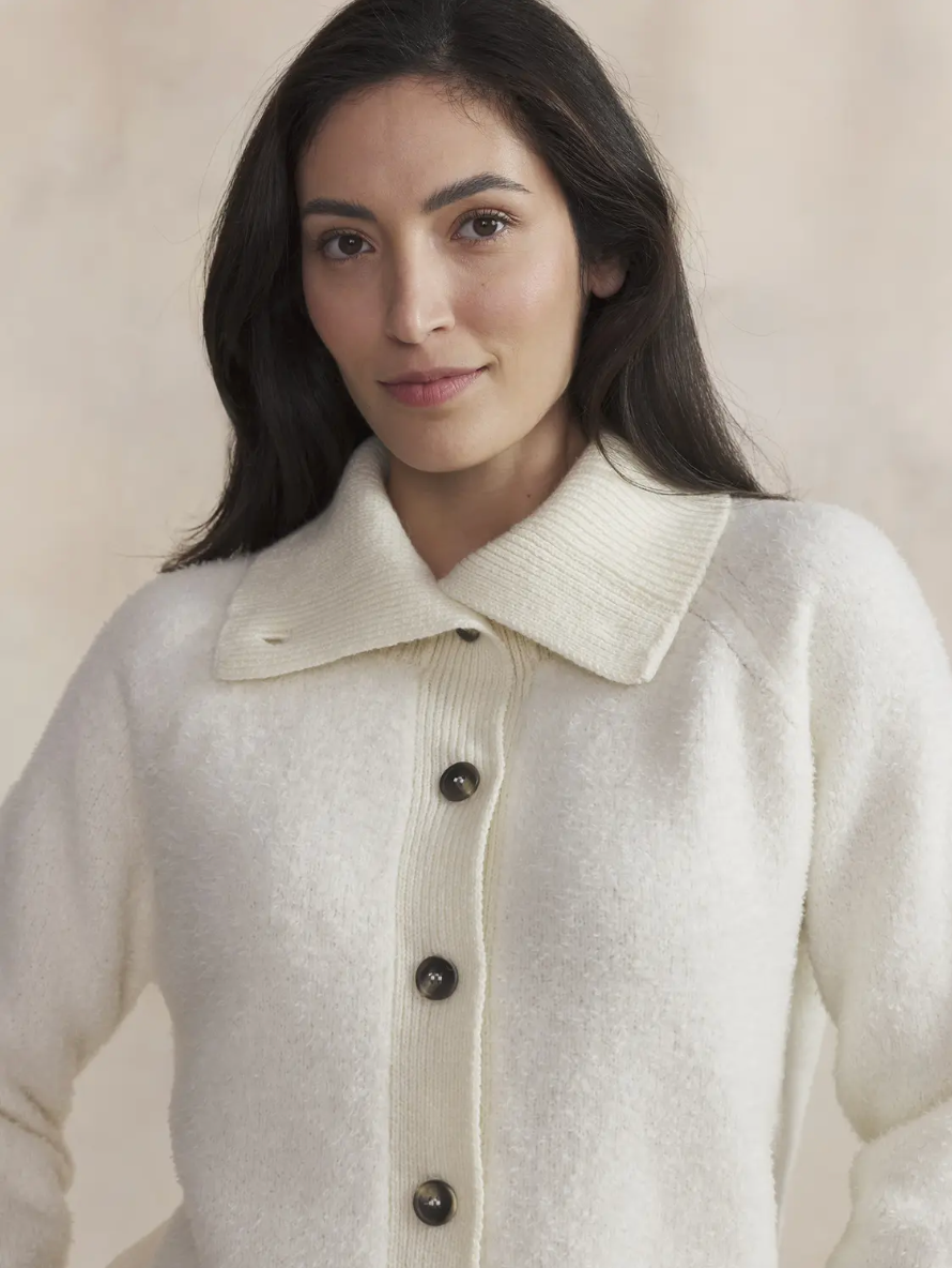 Gilet en laine Maeligil TBS Arctique porté avec col ouvert et boutons contrastants