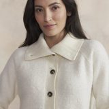 Gilet en laine Maeligil TBS Arctique porté avec col ouvert et boutons contrastants