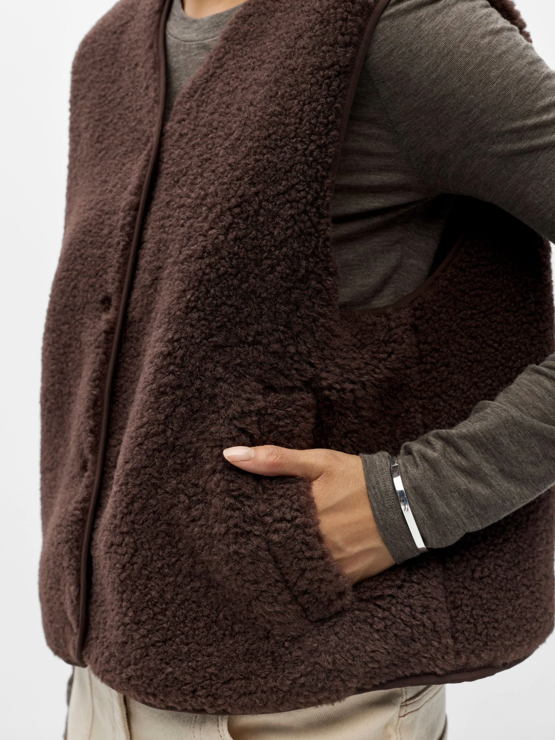 Gilet polaire sans manches OBJELLA OBJECT marron – détail matière duveteuse et poche latérale