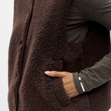 Gilet polaire sans manches OBJELLA OBJECT marron – détail matière duveteuse et poche latérale