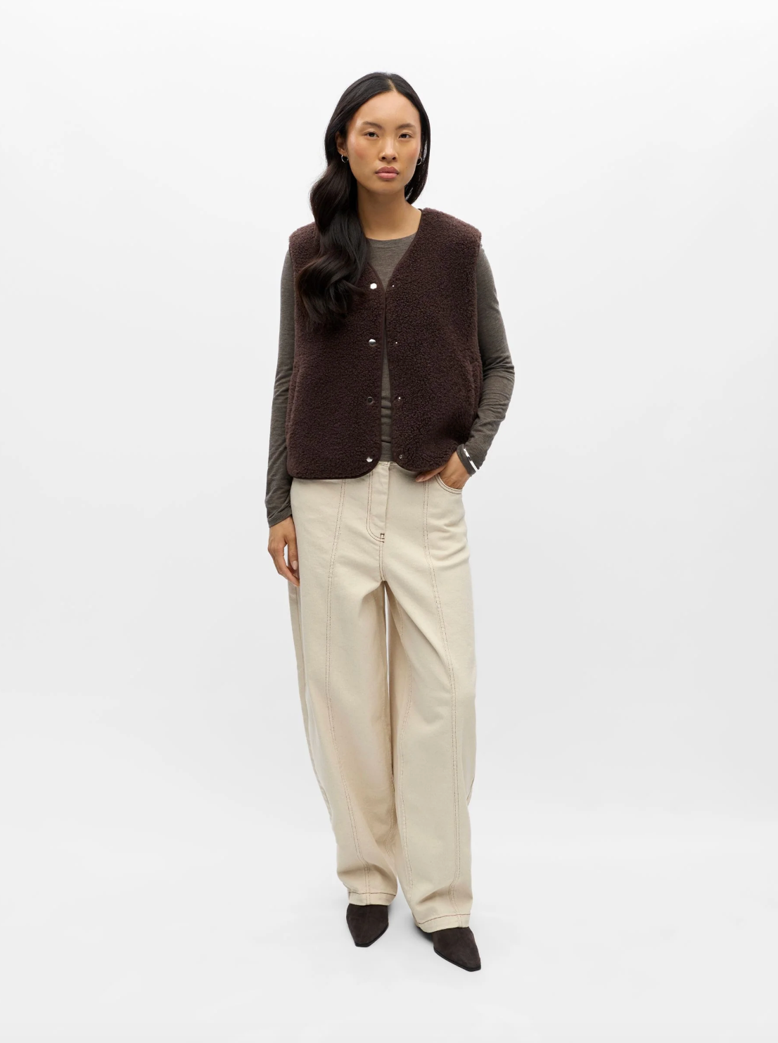 Gilet polaire sans manches OBJELLA OBJECT marron – porté de face