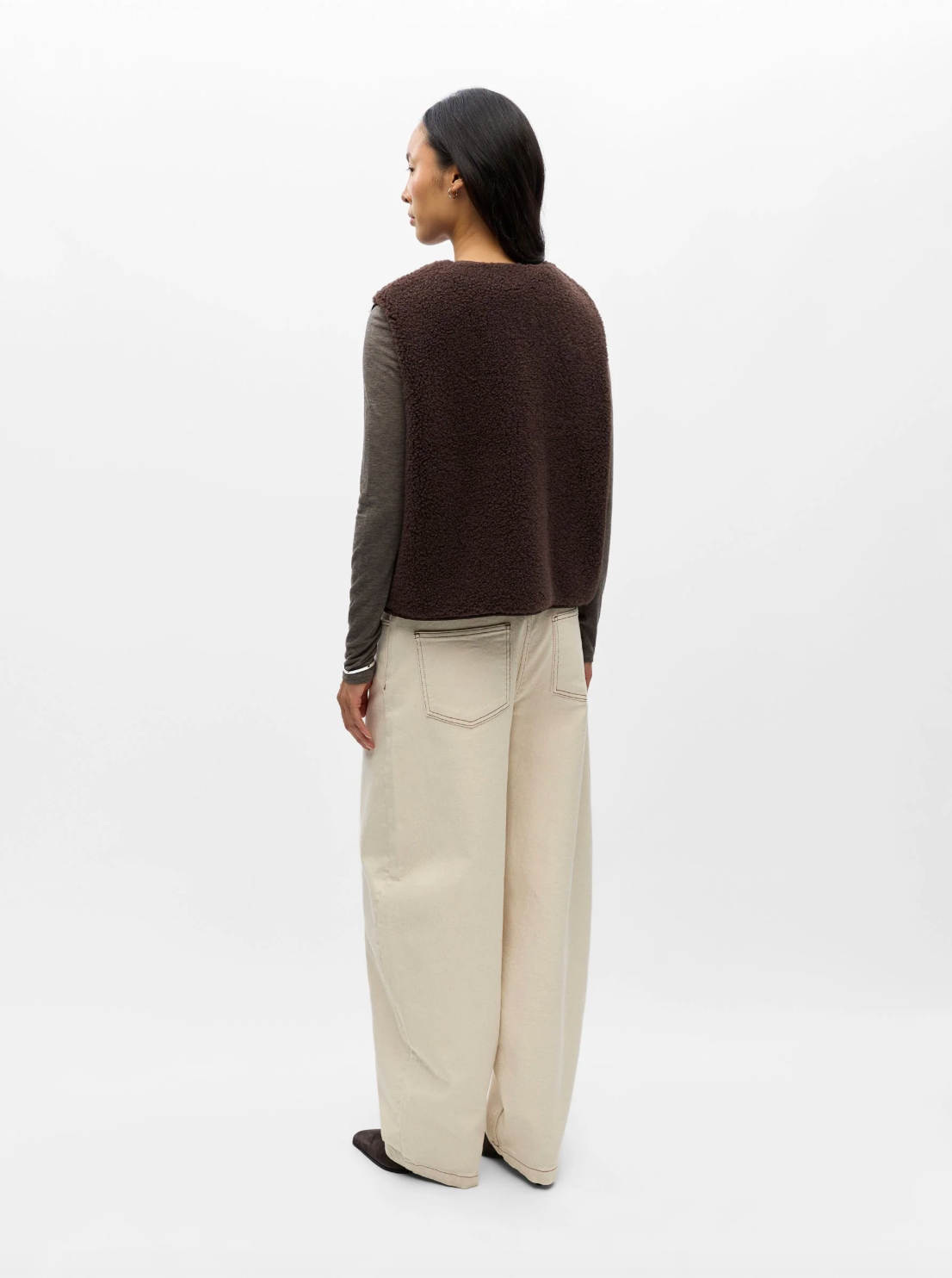 Gilet polaire sans manches OBJELLA OBJECT marron – porté de dos