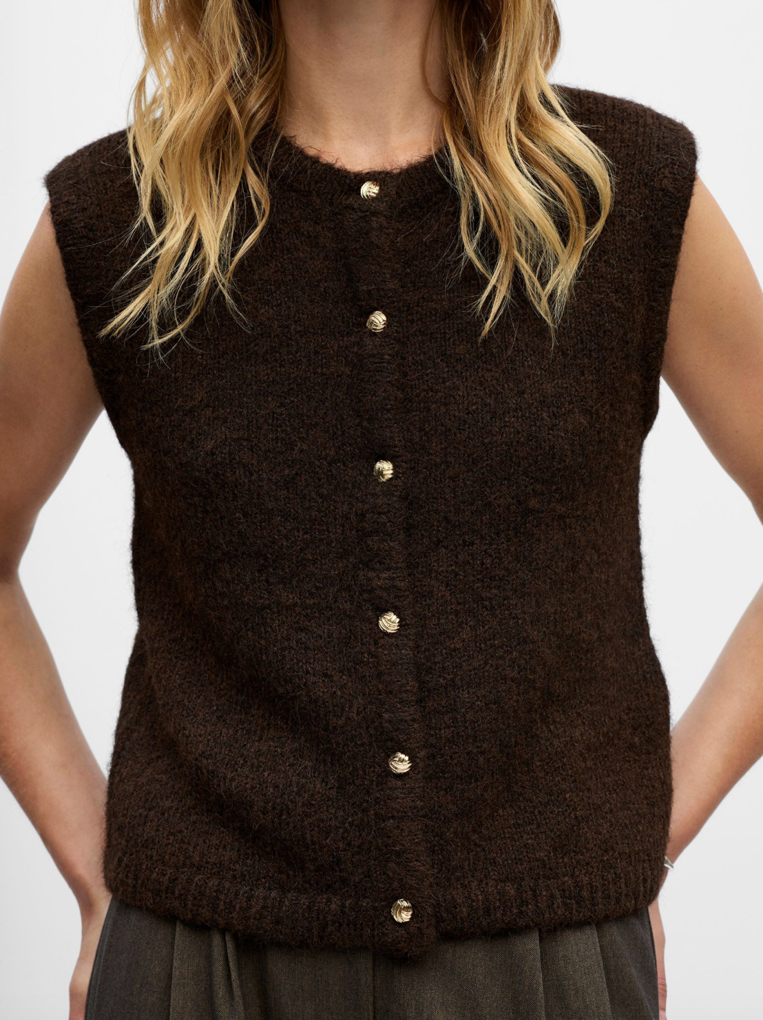 Détail maille duveteuse et boutons dorés du gilet Objsaggia OBJECT