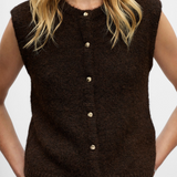 Détail maille duveteuse et boutons dorés du gilet Objsaggia OBJECT