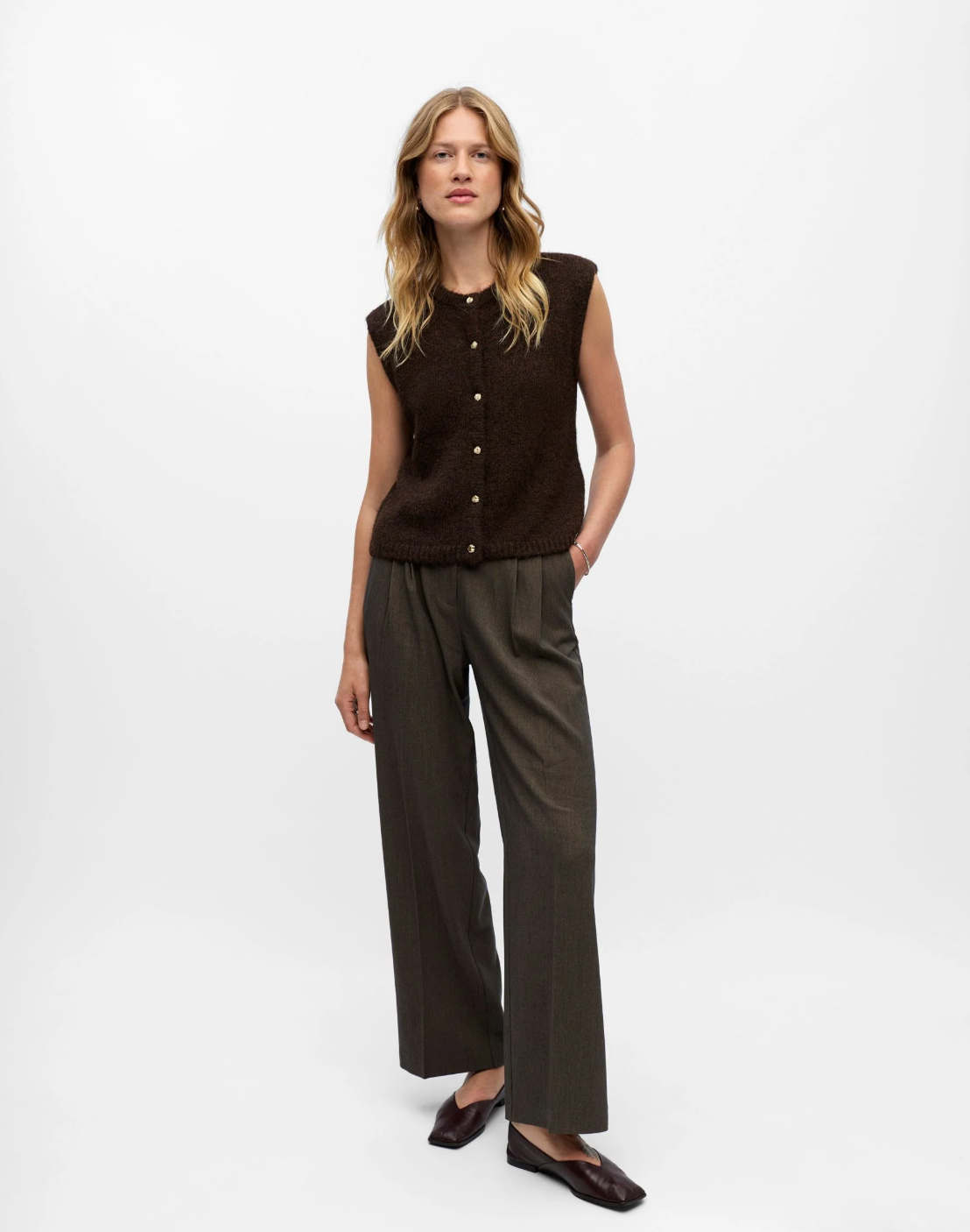 Gilet marron Objsaggia OBJECT porté avec pantalon large – silhouette complète
