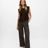 Gilet marron Objsaggia OBJECT porté avec pantalon large – silhouette complète