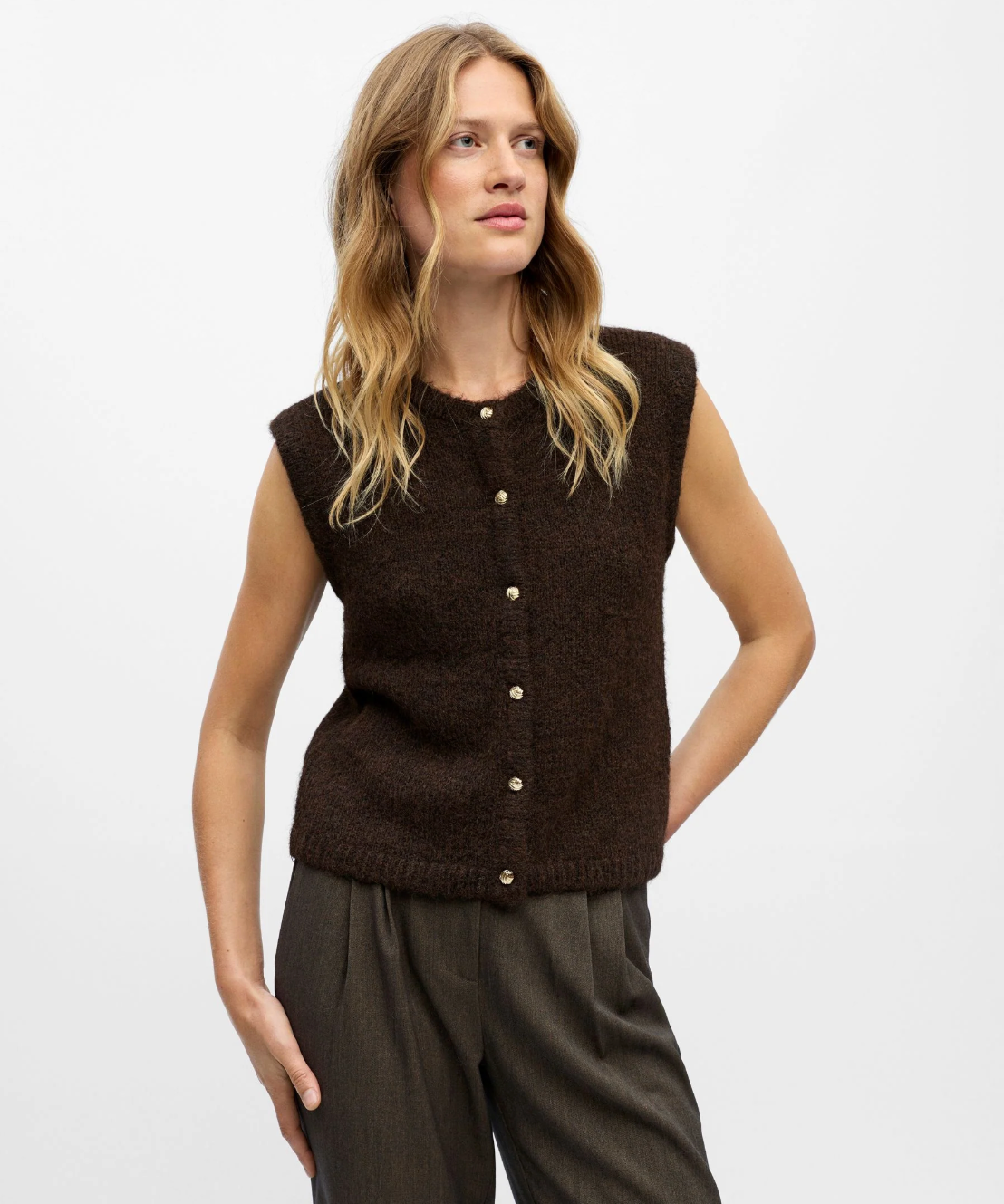 Gilet Objsaggia OBJECT en maille marron porté – vue de face