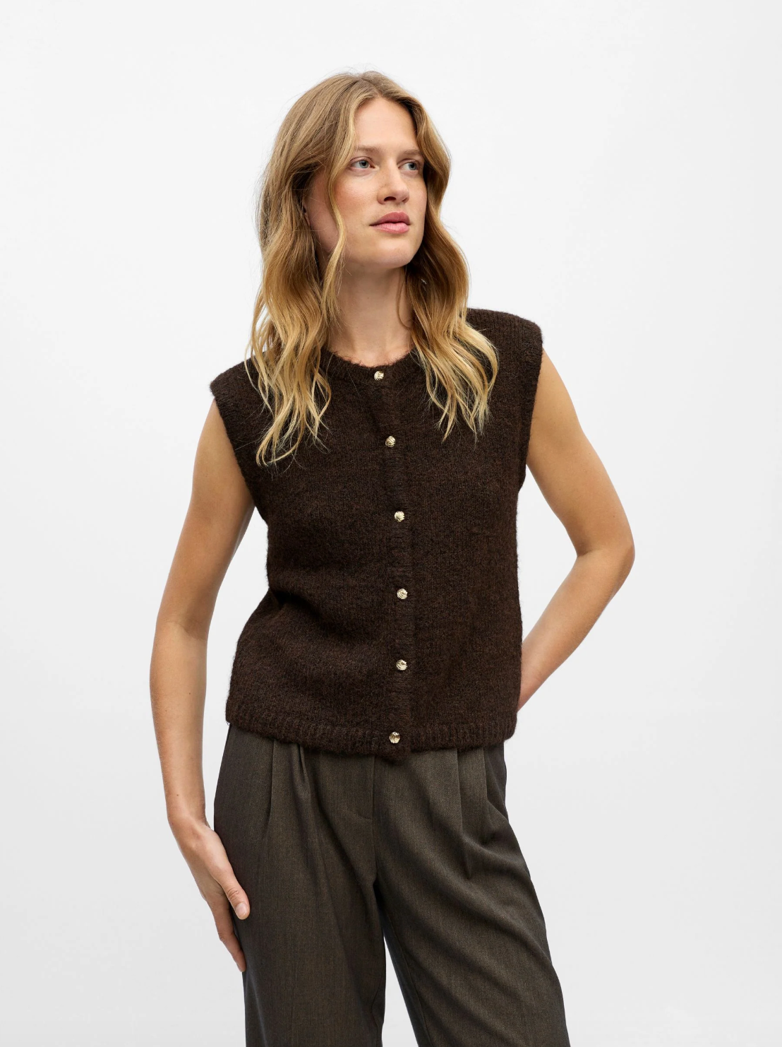 Gilet Objsaggia OBJECT en maille marron porté – vue de face