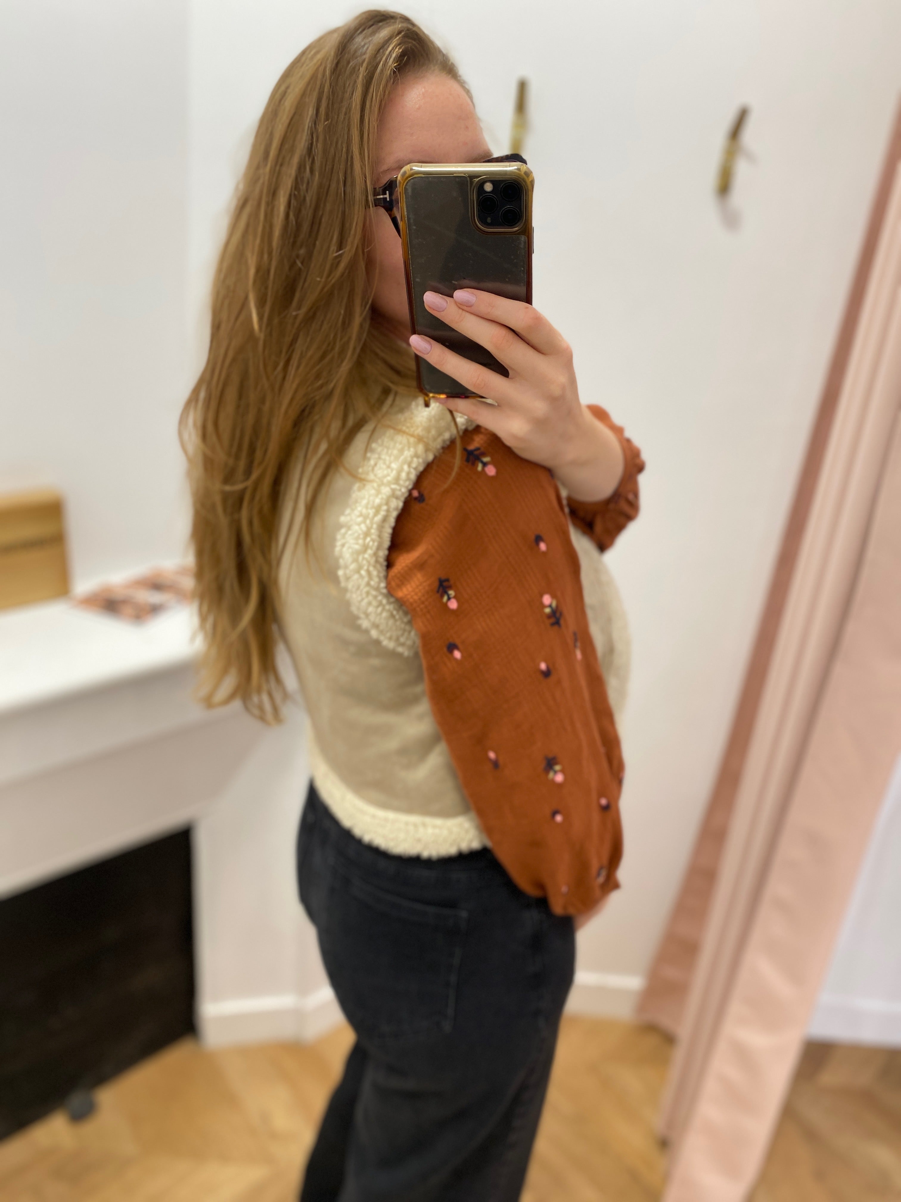 Gilet sans manches Lola Espeleta écru – vue de trois quarts et détail de la coupe courte