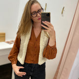 Gilet sans manches Lola Espeleta écru – vue de face avec ouverture et finitions bouclées