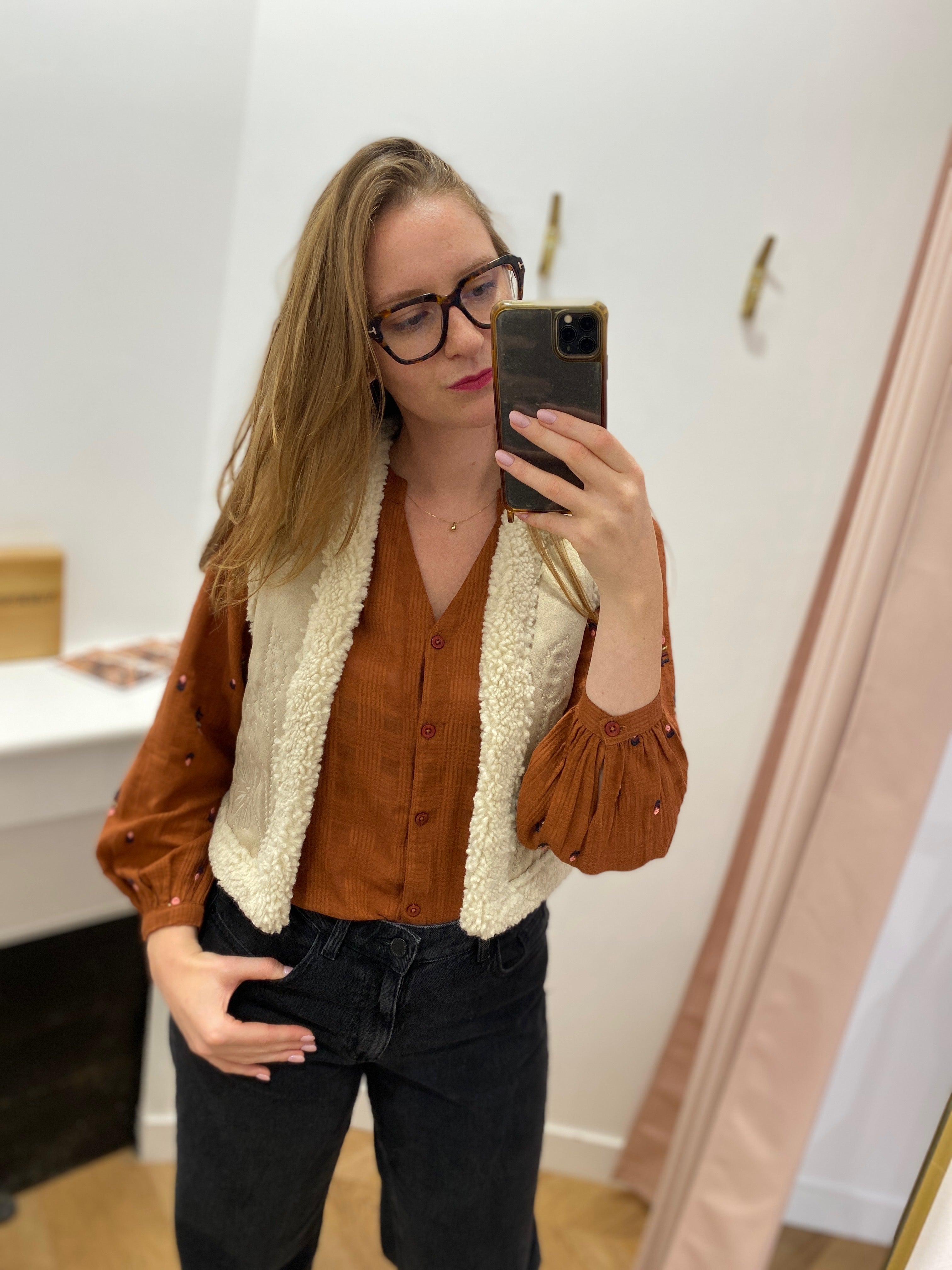 Gilet sans manches Lola Espeleta écru – vue de face avec ouverture et finitions bouclées