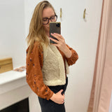 Gilet sans manches Lola Espeleta écru – porté de profil sur une blouse cuivrée