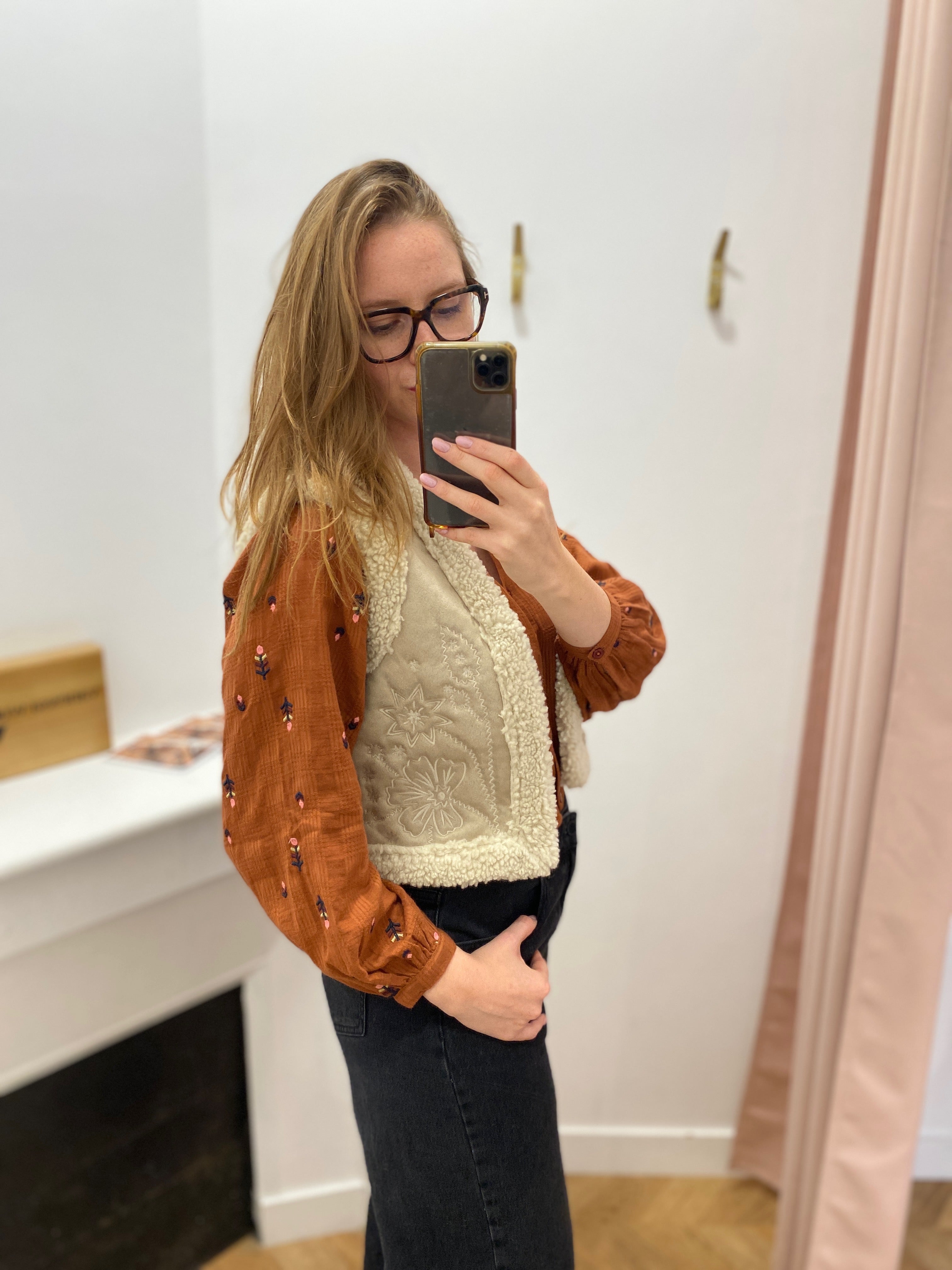 Gilet sans manches Lola Espeleta écru – porté de profil sur une blouse cuivrée