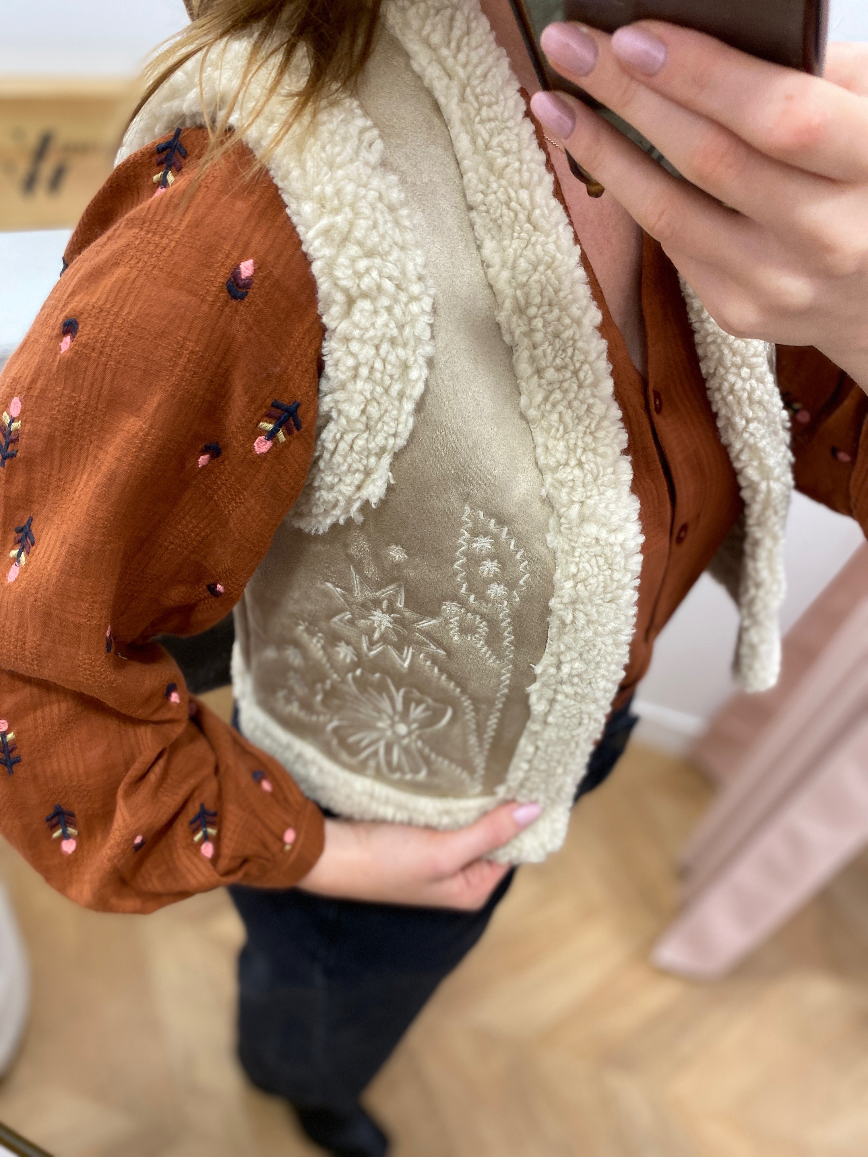 Gilet sans manches Lola Espeleta écru – détail broderies florales et bordures bouclées