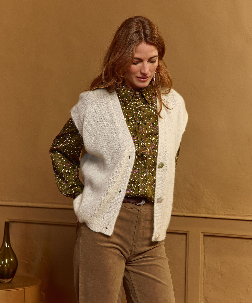 Gilet sans manches Type Lola Espeleta écru – porté sur chemise imprimée avec pantalon camel