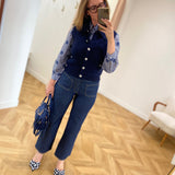 Gilet Sibella VILA bleu marine porté avec jean brut et blouse imprimée