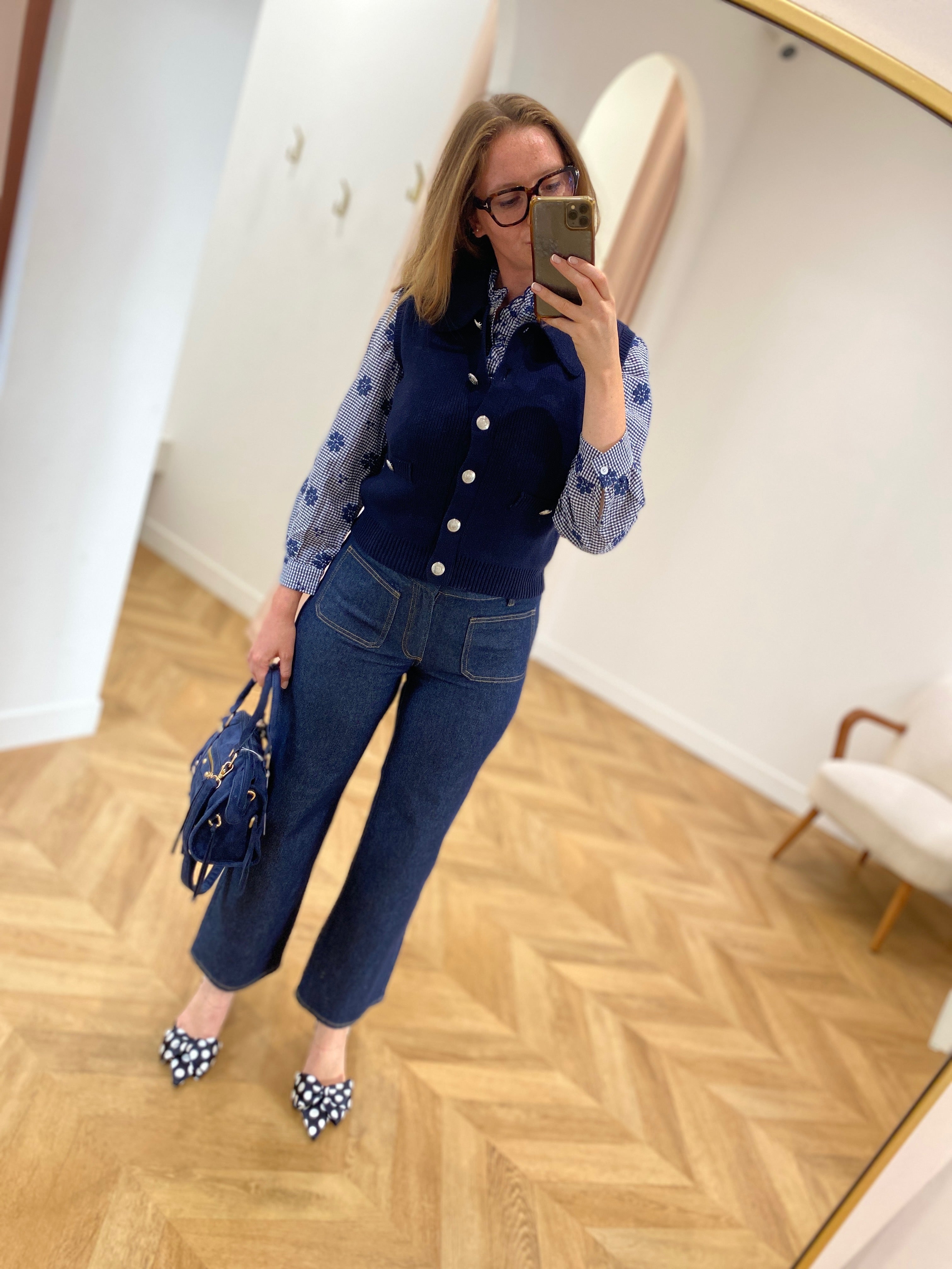 Gilet Sibella VILA bleu marine porté avec jean brut et blouse imprimée