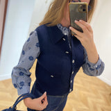 Gilet sans manches Sibella VILA bleu marine porté sur blouse à carreaux