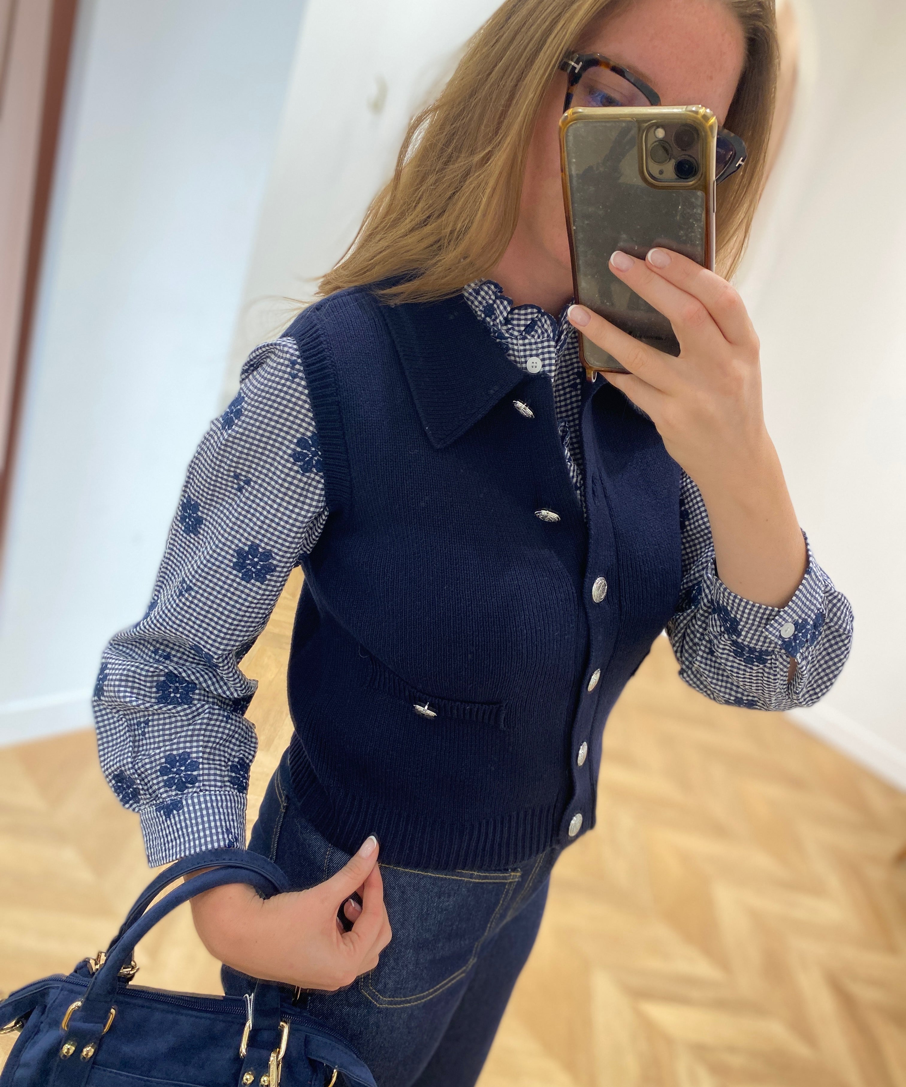 Gilet sans manches Sibella VILA bleu marine porté sur blouse à carreaux