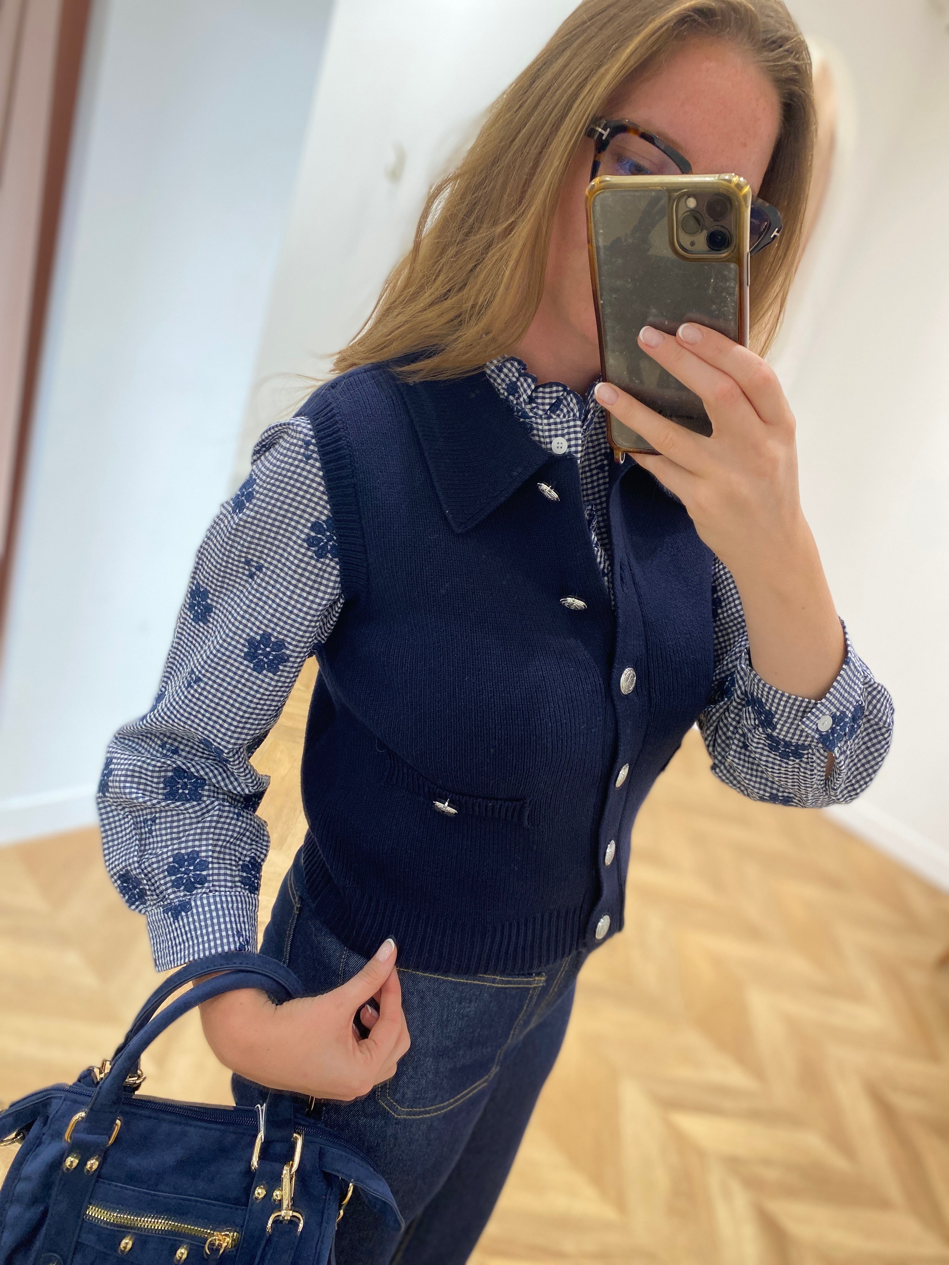Gilet sans manches Sibella VILA bleu marine porté sur blouse à carreaux