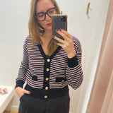Gilet rayé TYPE C'EST BEAU LA VIE – porté de face avec boutons dorés