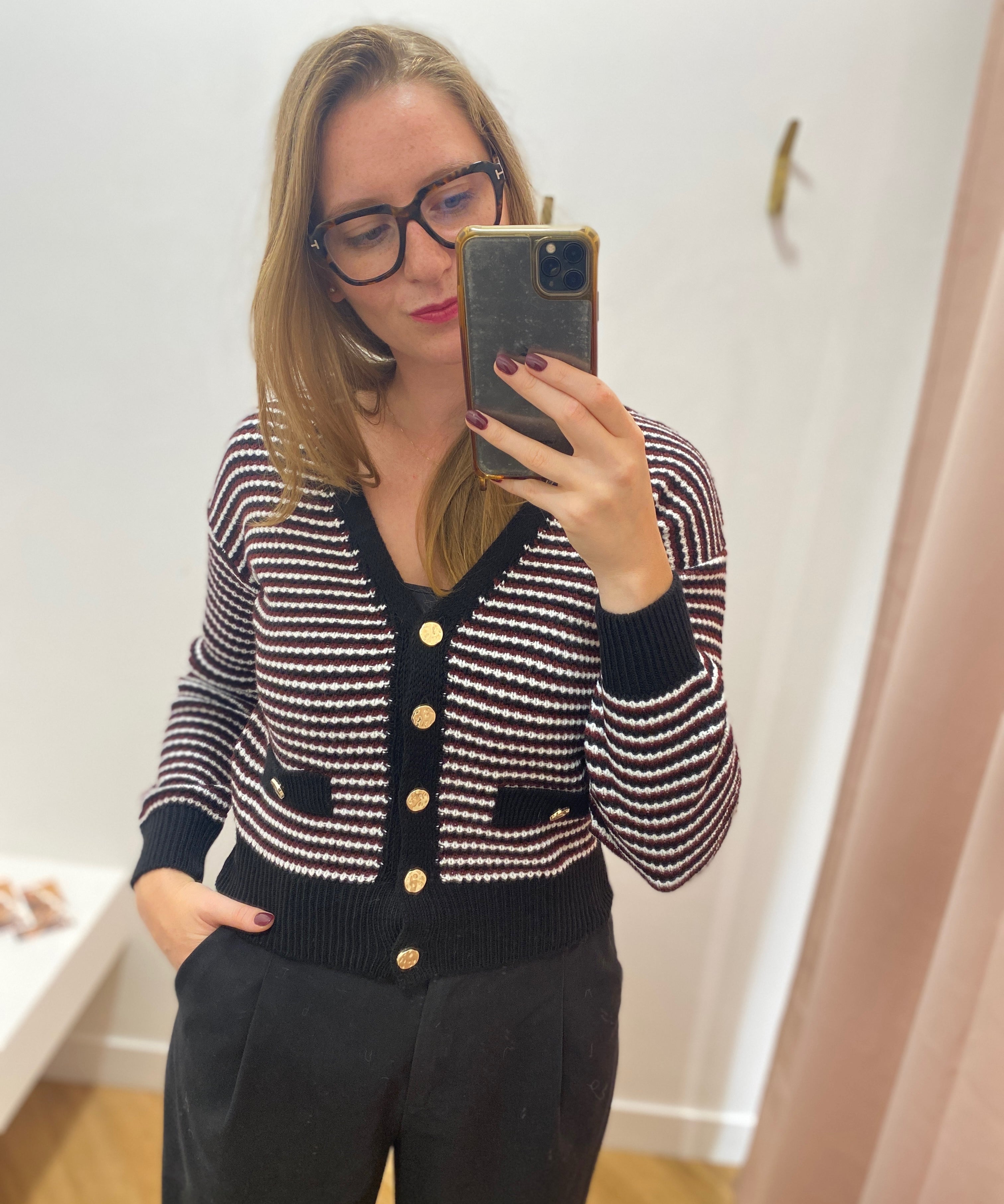 Gilet rayé TYPE C'EST BEAU LA VIE – porté de face avec boutons dorés