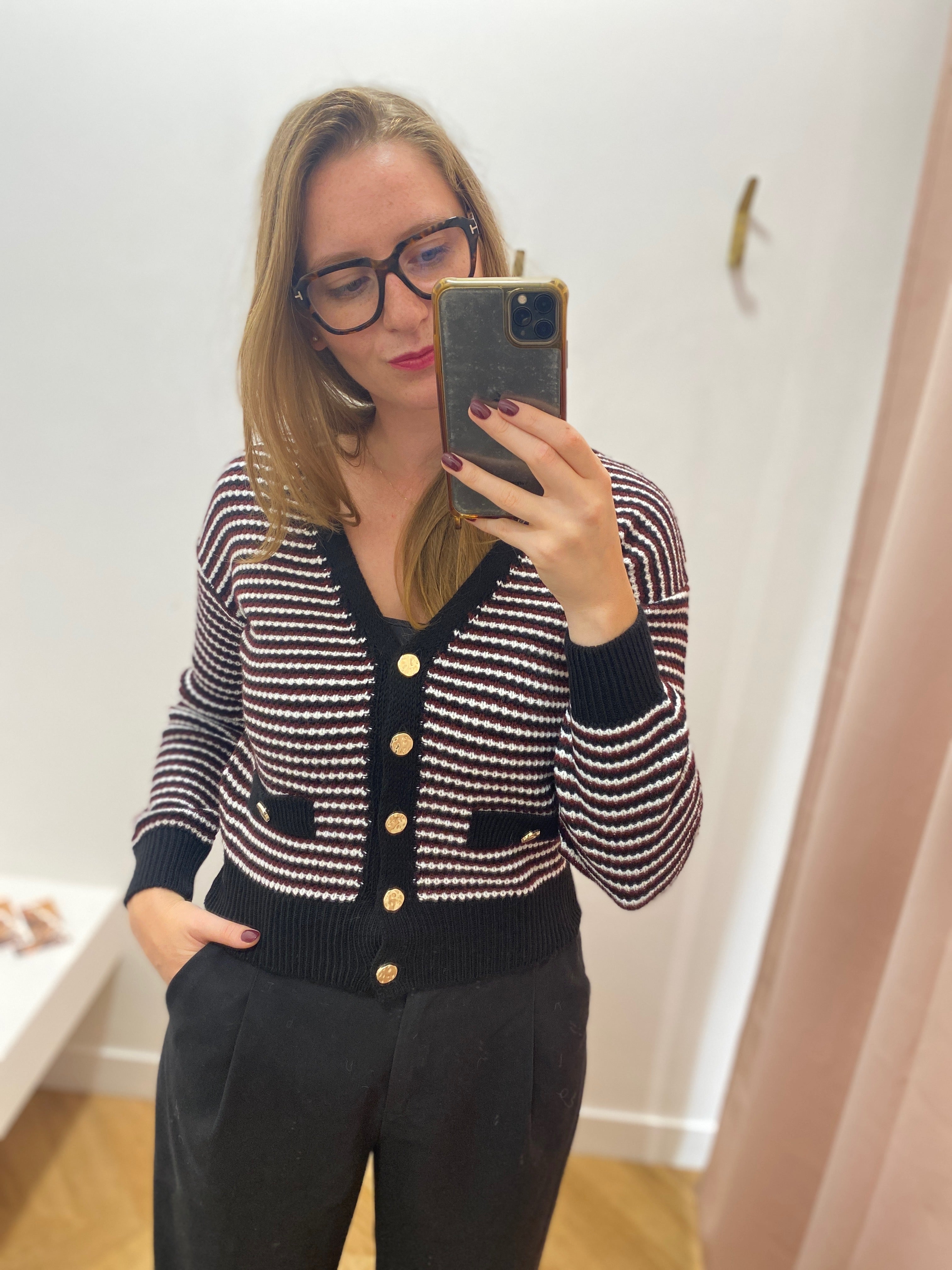 Gilet rayé TYPE C'EST BEAU LA VIE – porté de face avec boutons dorés