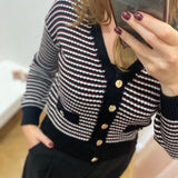 Gilet rayé TYPE C'EST BEAU LA VIE – détail maille, encolure et boutons dorés