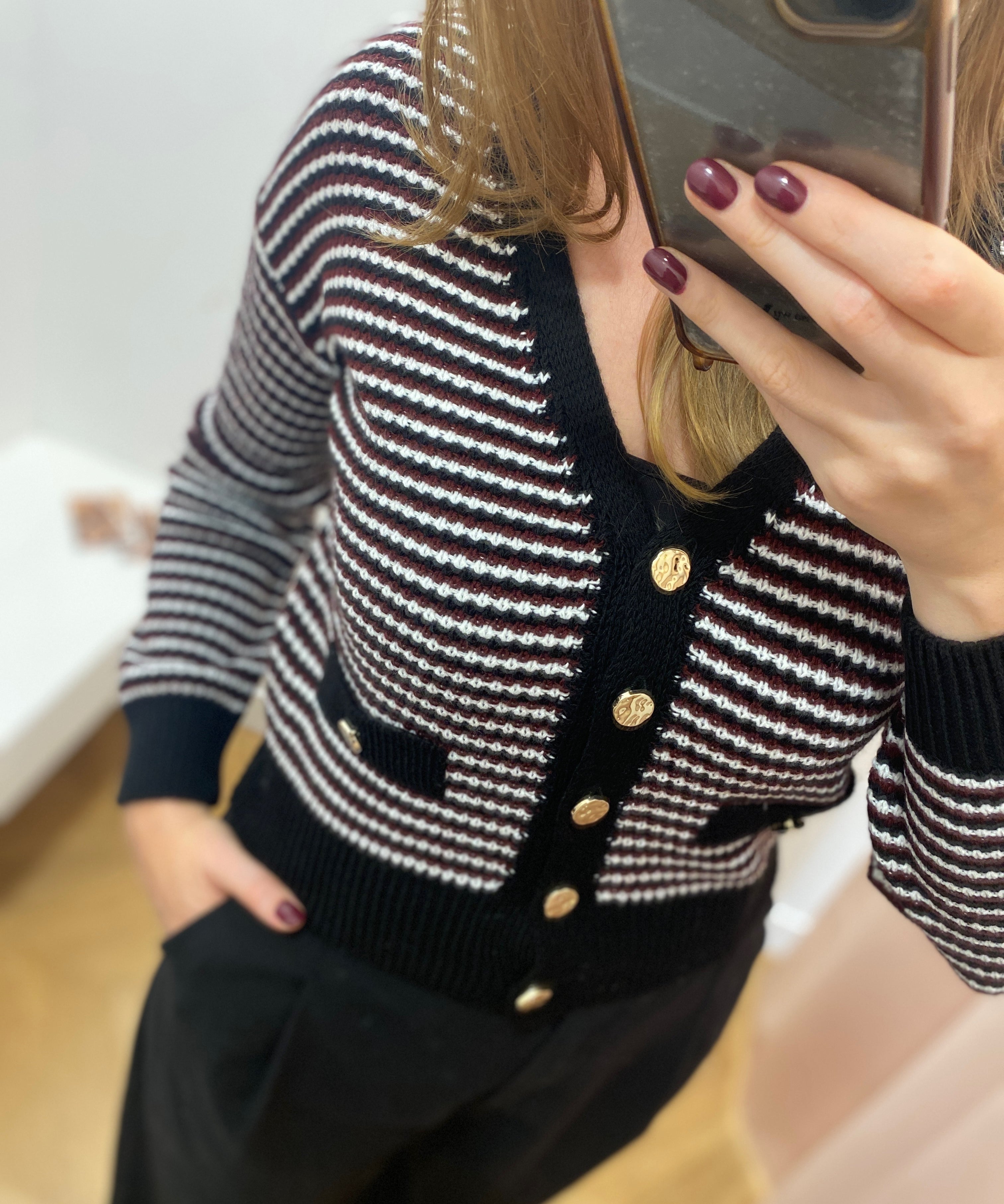Gilet rayé TYPE C'EST BEAU LA VIE – détail maille, encolure et boutons dorés