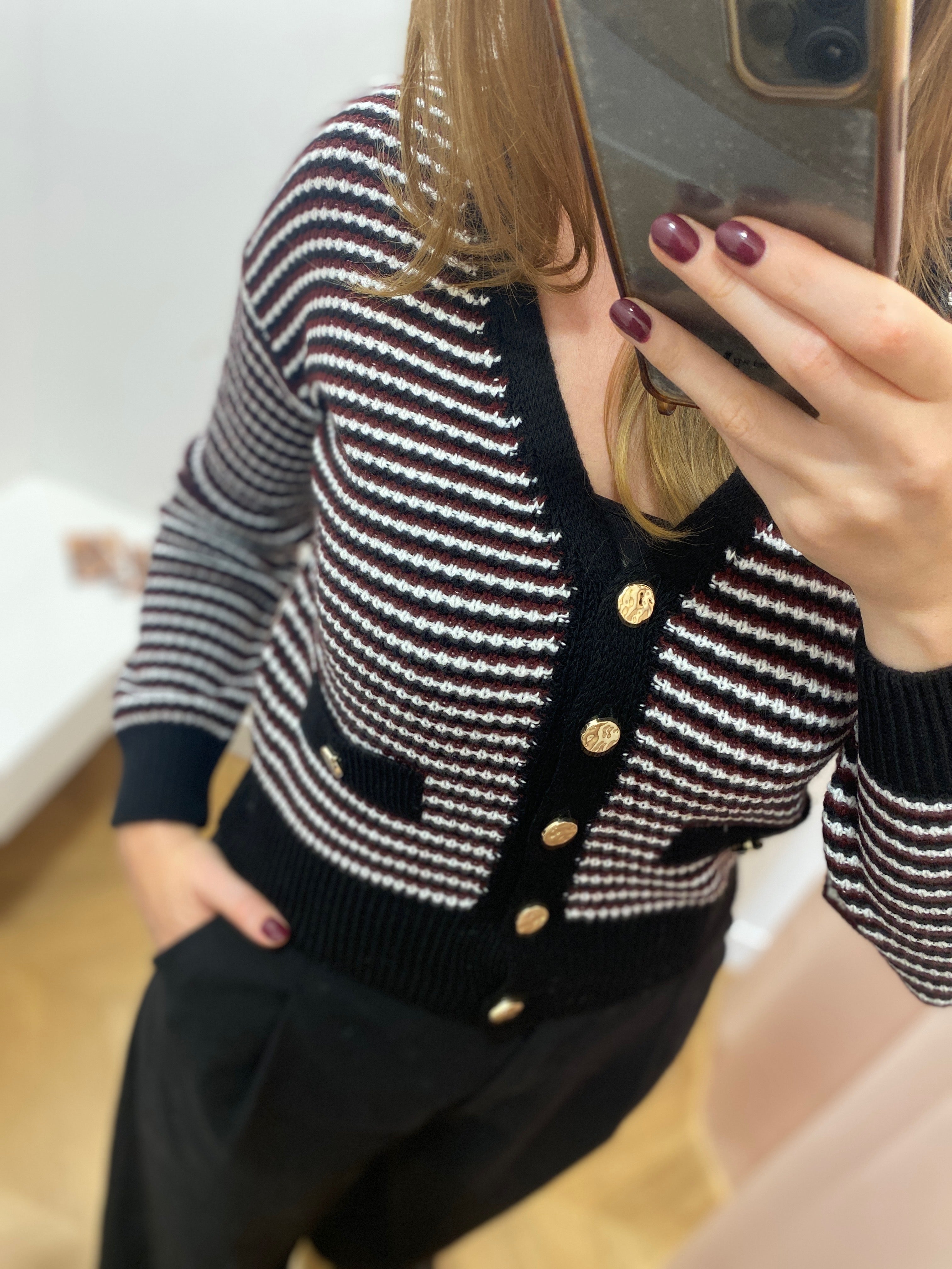 Gilet rayé TYPE C'EST BEAU LA VIE – détail maille, encolure et boutons dorés