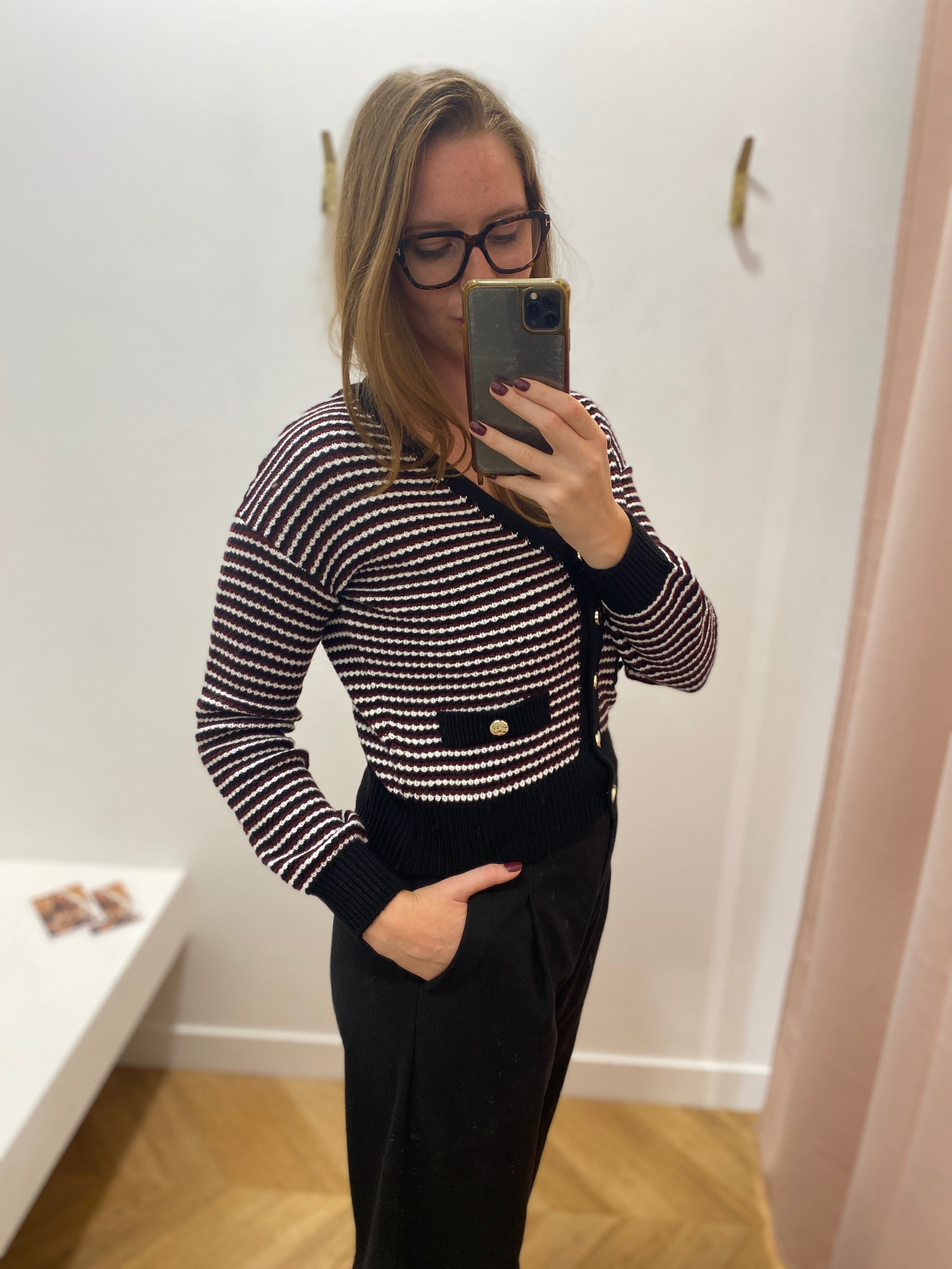 Gilet rayé TYPE C'EST BEAU LA VIE – vue portée de face et détail poche
