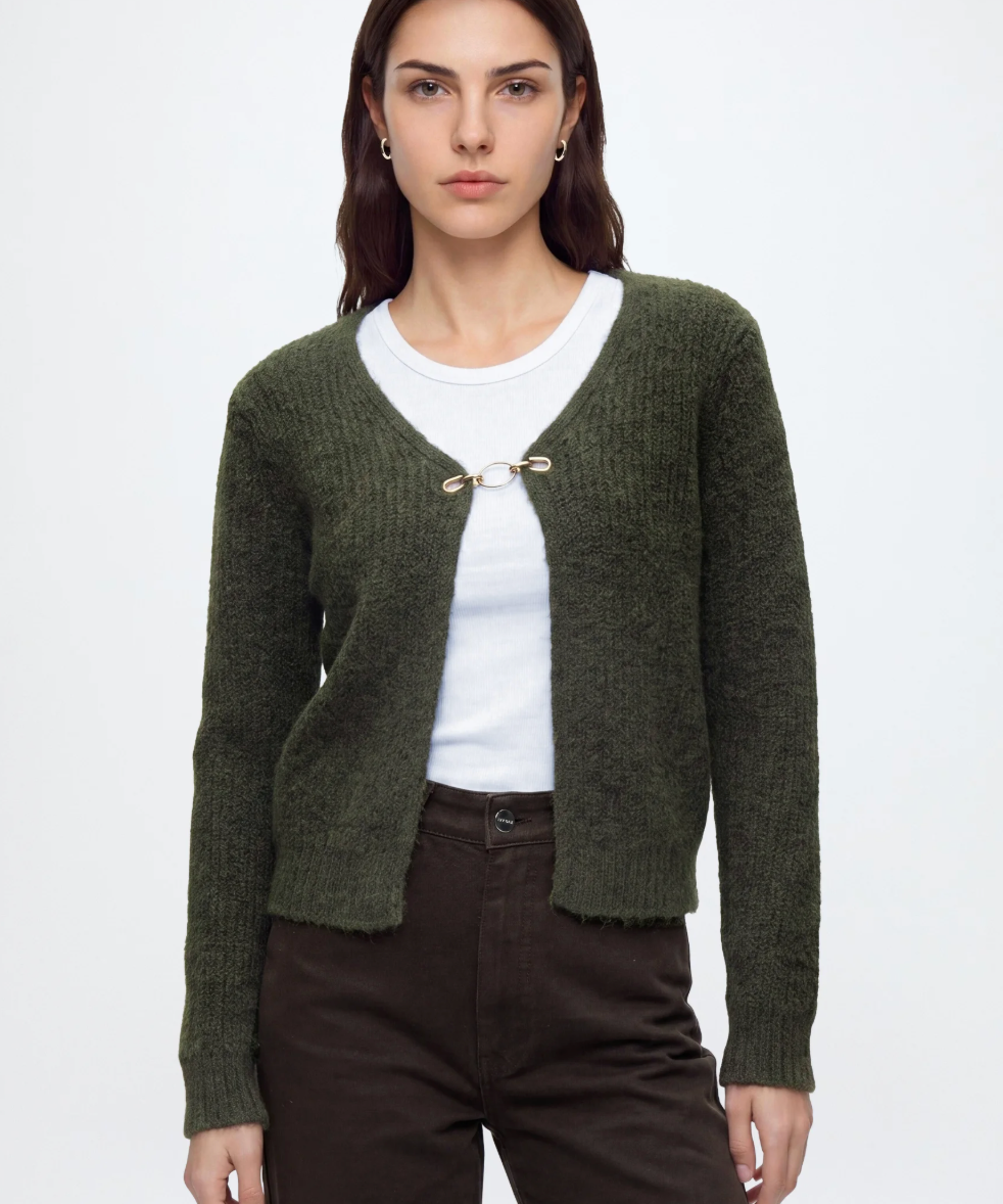 Gilet en maille VINORGA VILA Forest Night – porté fermé par l’agrafe dorée