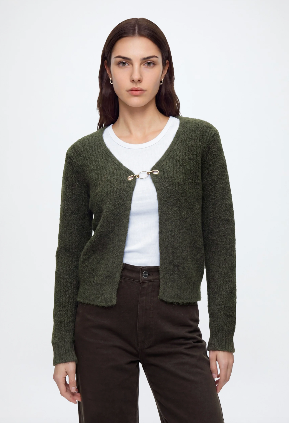 Gilet en maille VINORGA VILA Forest Night – porté fermé par l’agrafe dorée