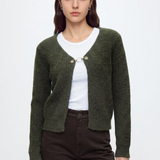 Gilet en maille VINORGA VILA Forest Night – porté fermé par l’agrafe dorée